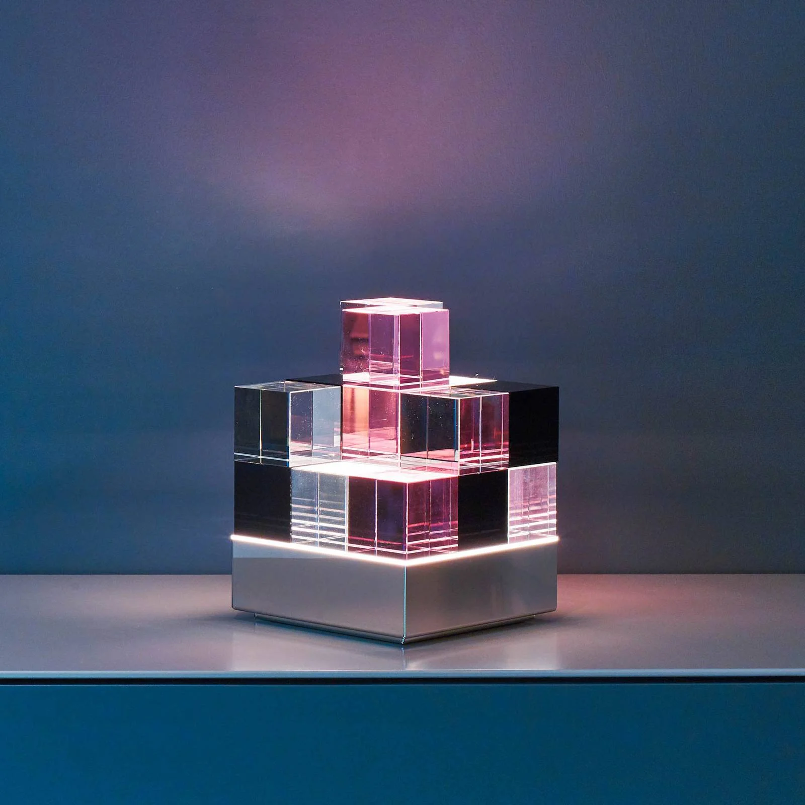TECNOLUMEN Cubelight Move Tischlampe, rosa/schwarz günstig online kaufen