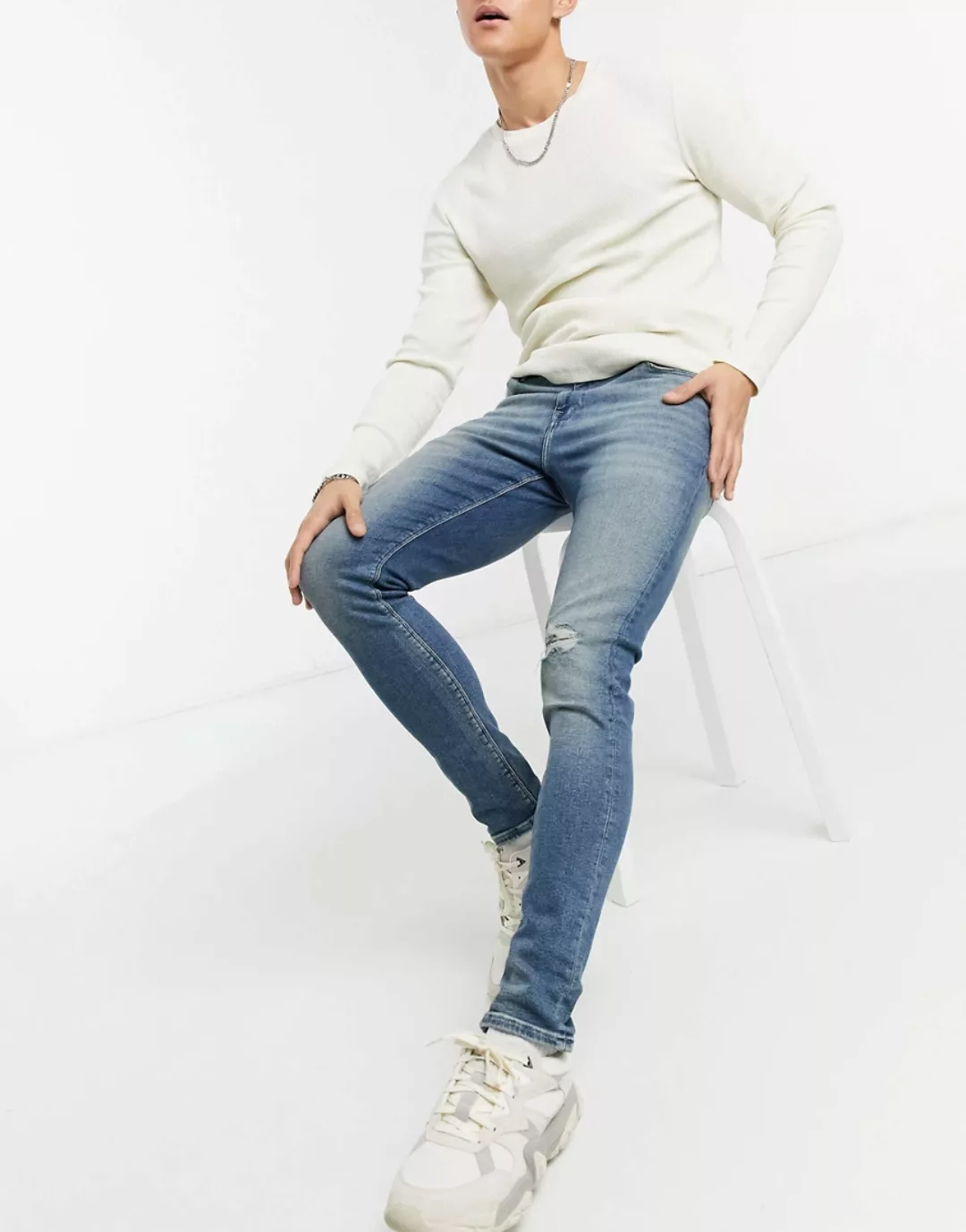ASOS DESIGN – Sehr eng geschnittene Jeans im Used-Look in mittelblauer Vint günstig online kaufen