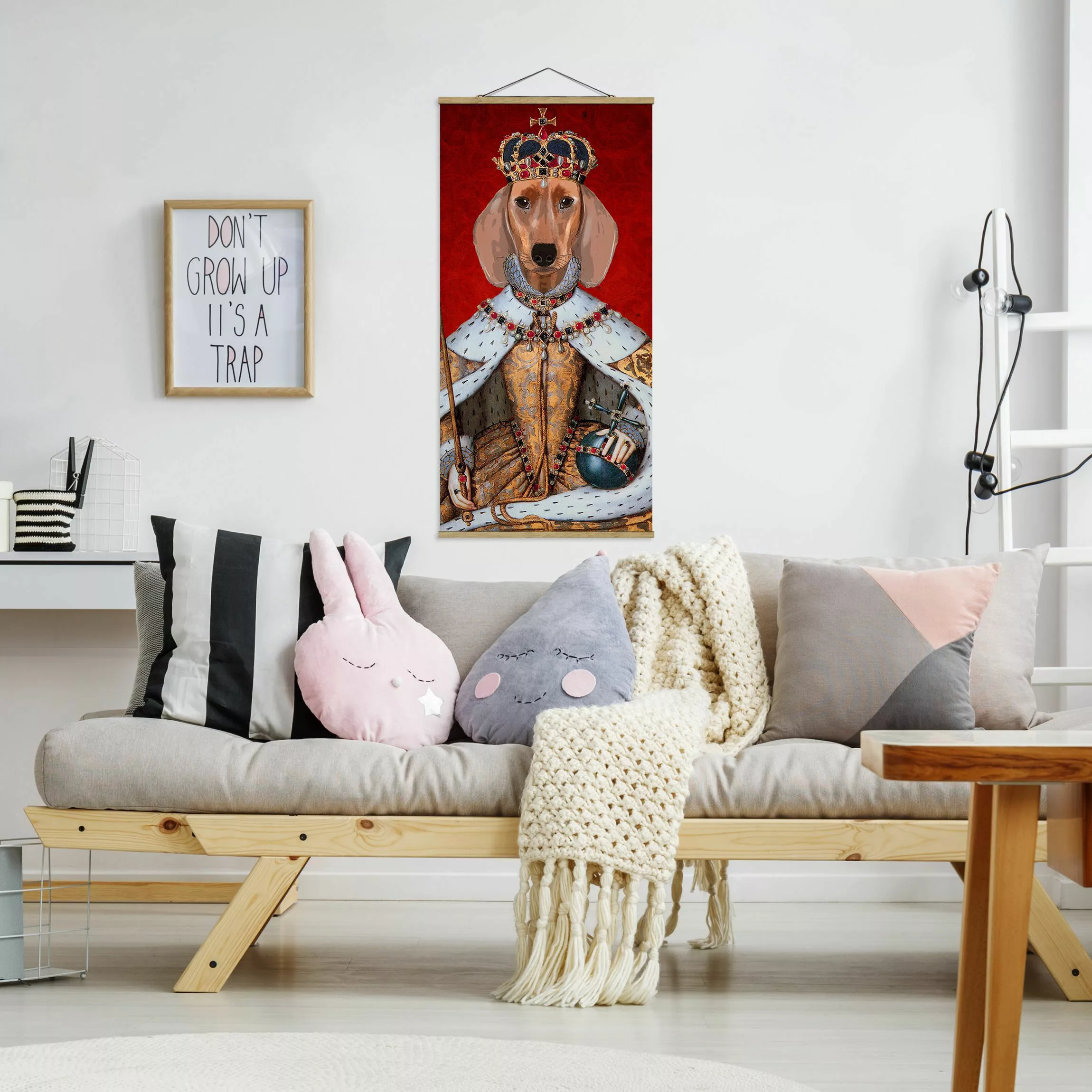 Stoffbild Tiere mit Posterleisten - Hochformat Tierportrait - Dackelkönigin günstig online kaufen