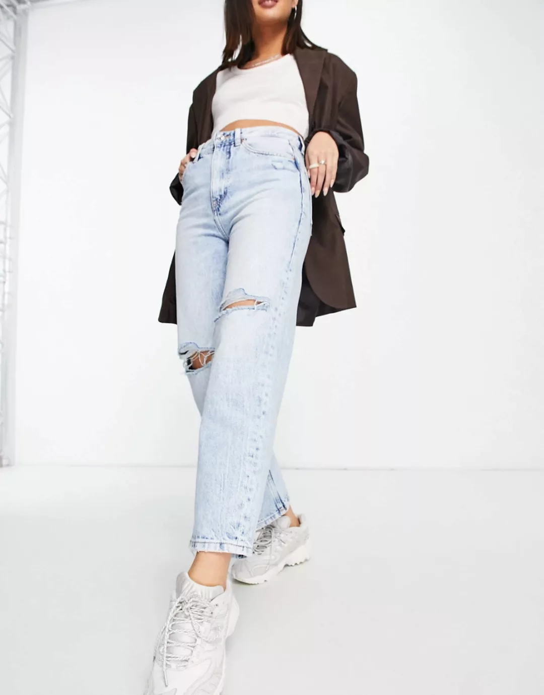 Bershka – Boyfriend-Jeans in verwaschenem Blau mit Zierrissen am Knie günstig online kaufen