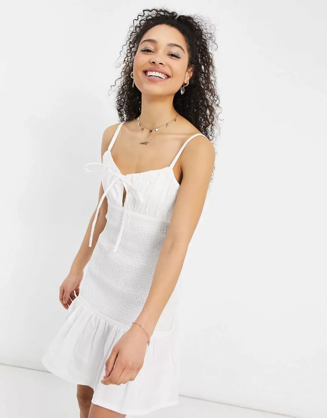 ASOS DESIGN – Gerafftes Mini-Sommerkleid in Weiß günstig online kaufen