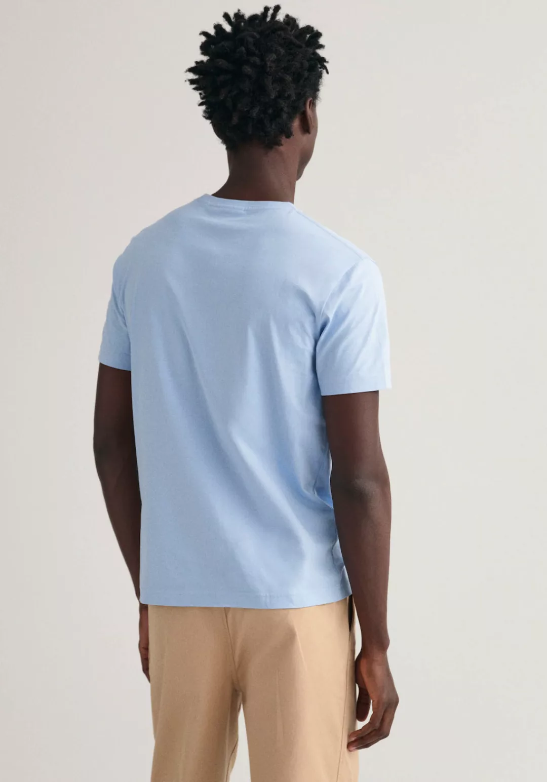 Gant T-Shirt SLIM SHIELD V-NECK T-SHIRT mit einer kleinen Logostickerei auf günstig online kaufen