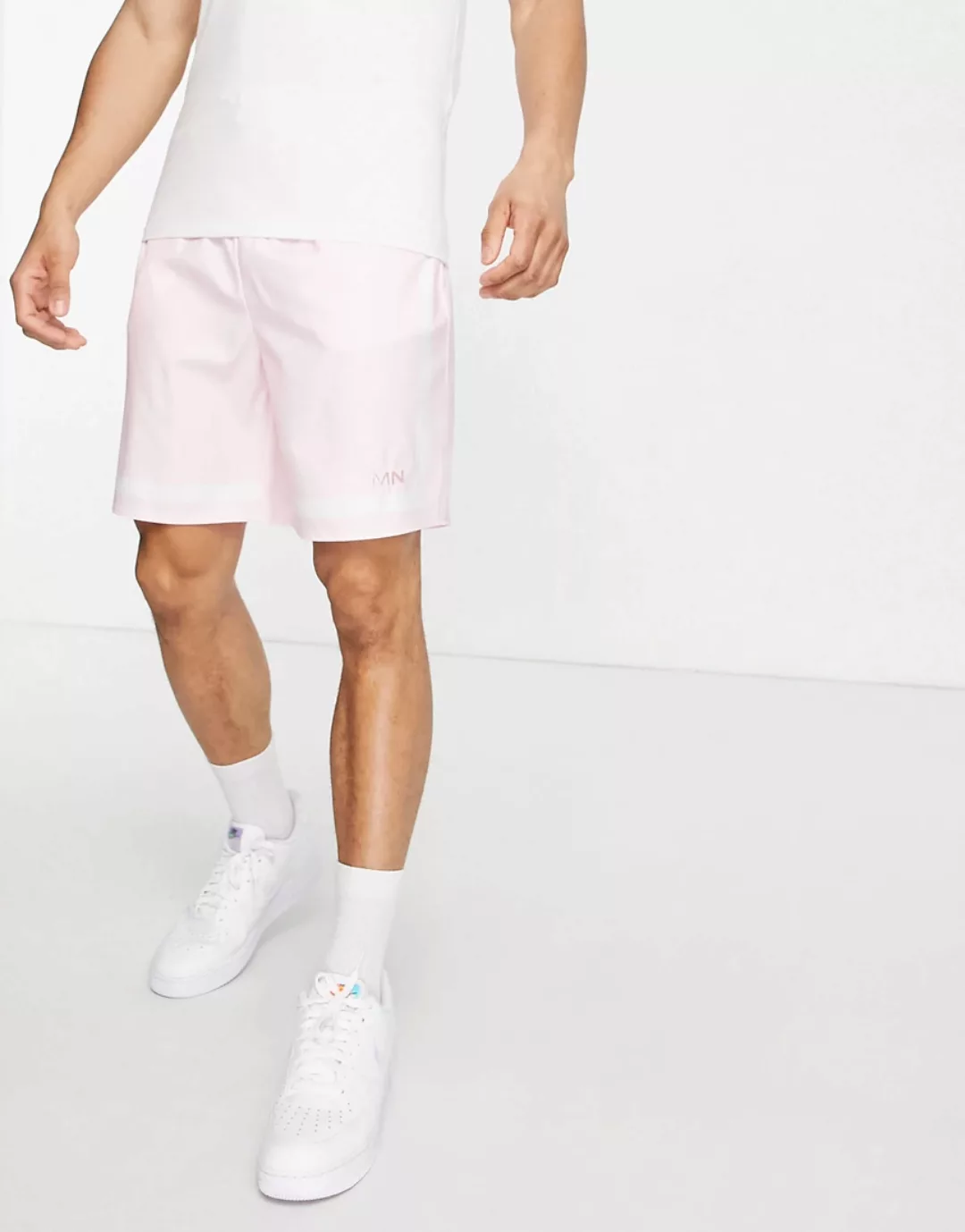 Mennace – Satin-Shorts mit Kontraststreifen in Rosa günstig online kaufen