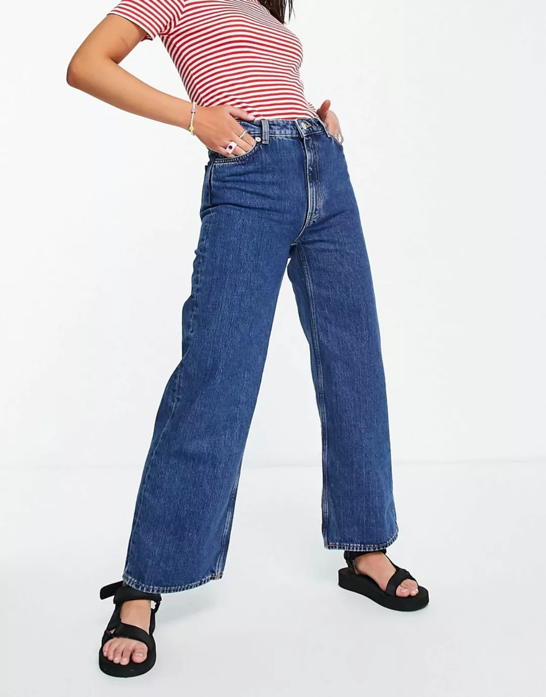 Monki – Yoko – Jeans aus Bio-Baumwolle mit weitem, verkürztem Beinschnitt i günstig online kaufen