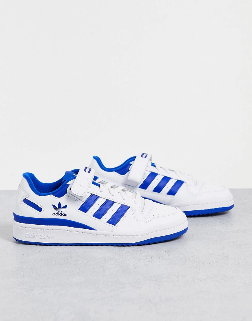 adidas Originals – Forum Low – Sneaker in Weiß und Blau günstig online kaufen