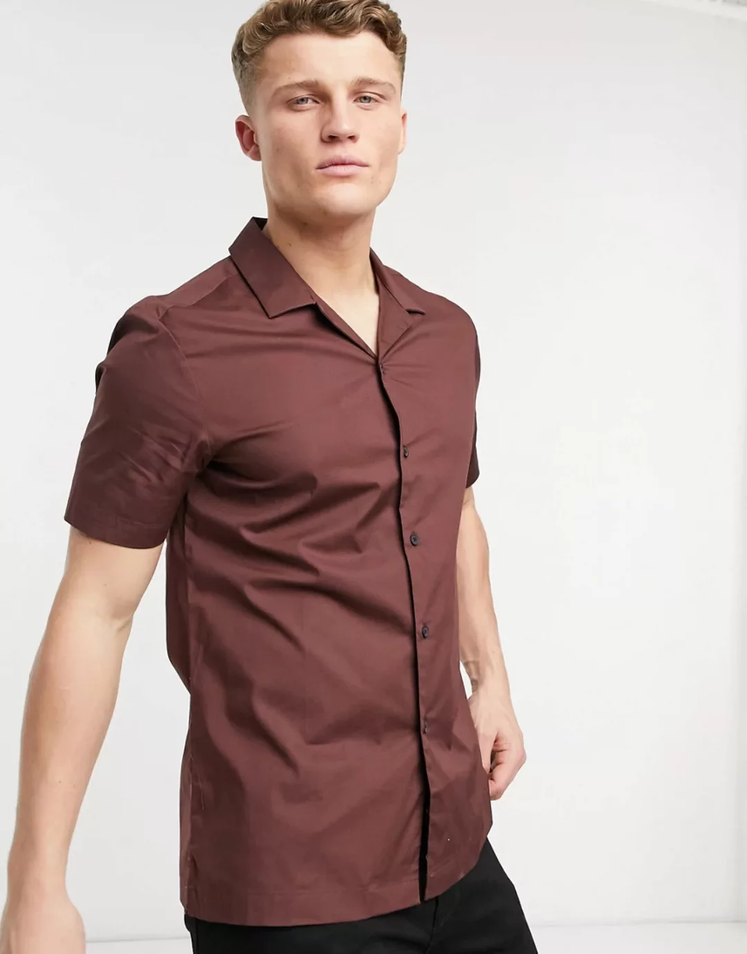 ASOS DESIGN – Normal geschnittenes Kurzarmhemd mit Reverskragen in Dunkelbr günstig online kaufen