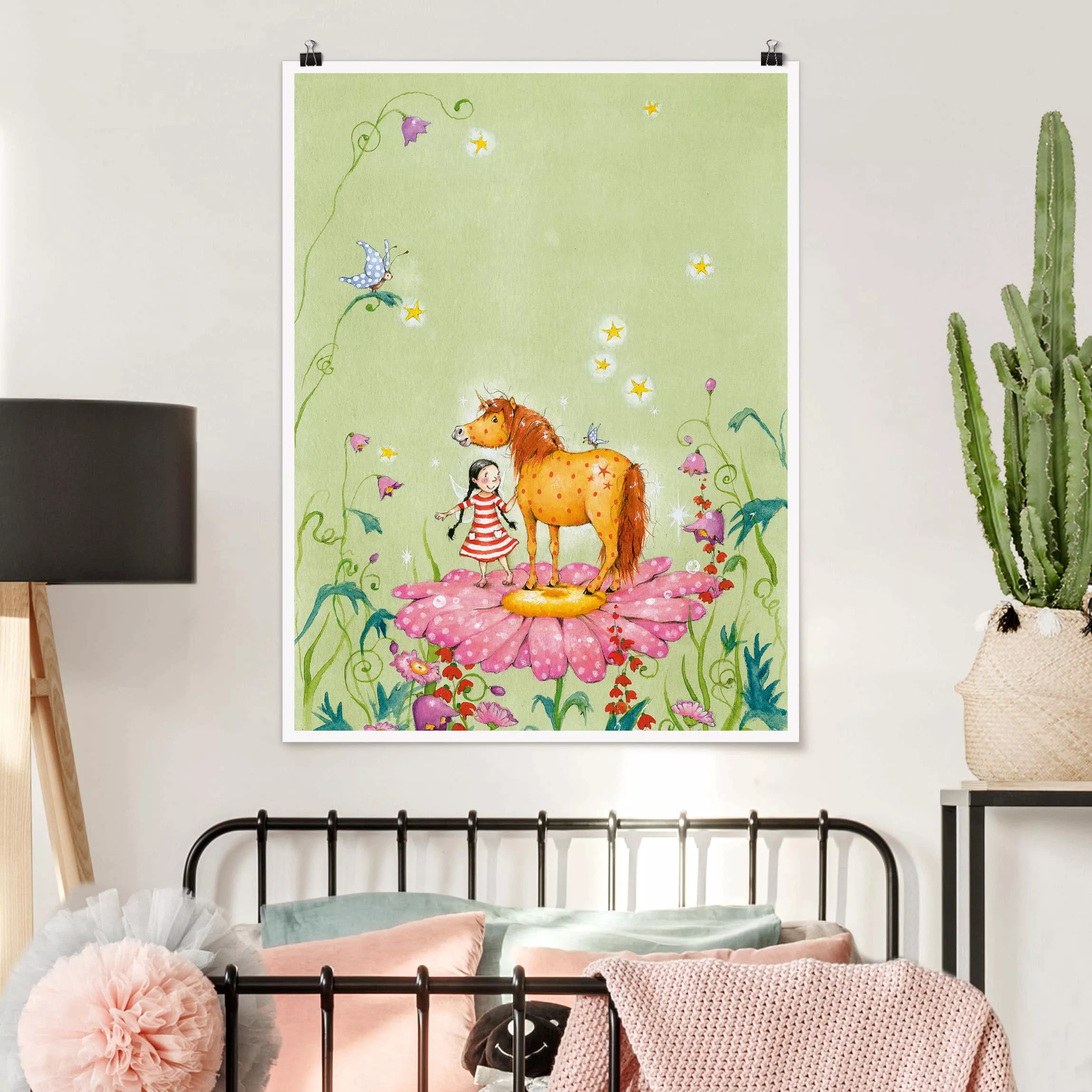 Poster Kinderzimmer - Hochformat Das Zauberpony auf der Blüte günstig online kaufen