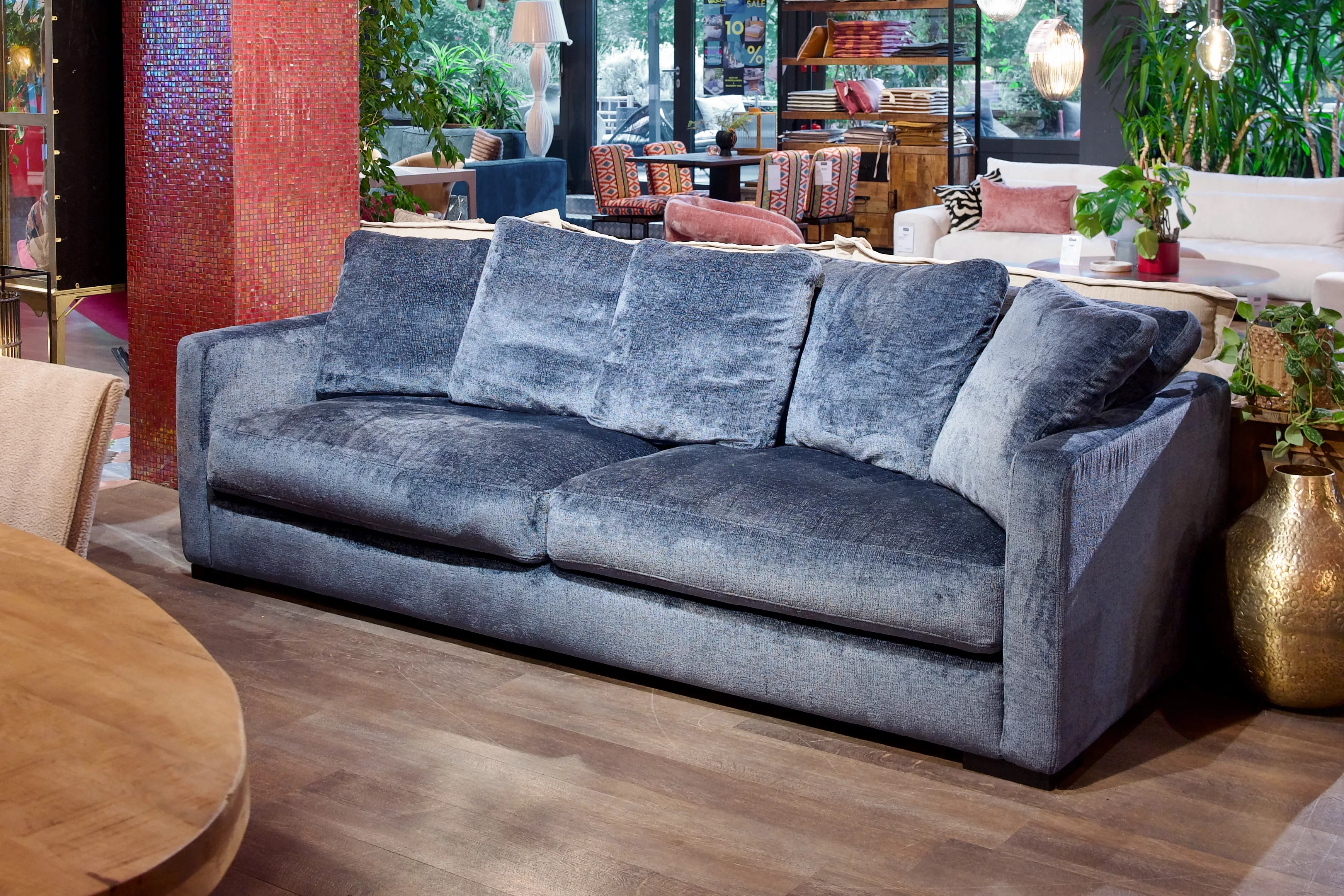 Sofa Fluta in blauem Chenillebezug mit vielen Rückenkissen günstig online kaufen