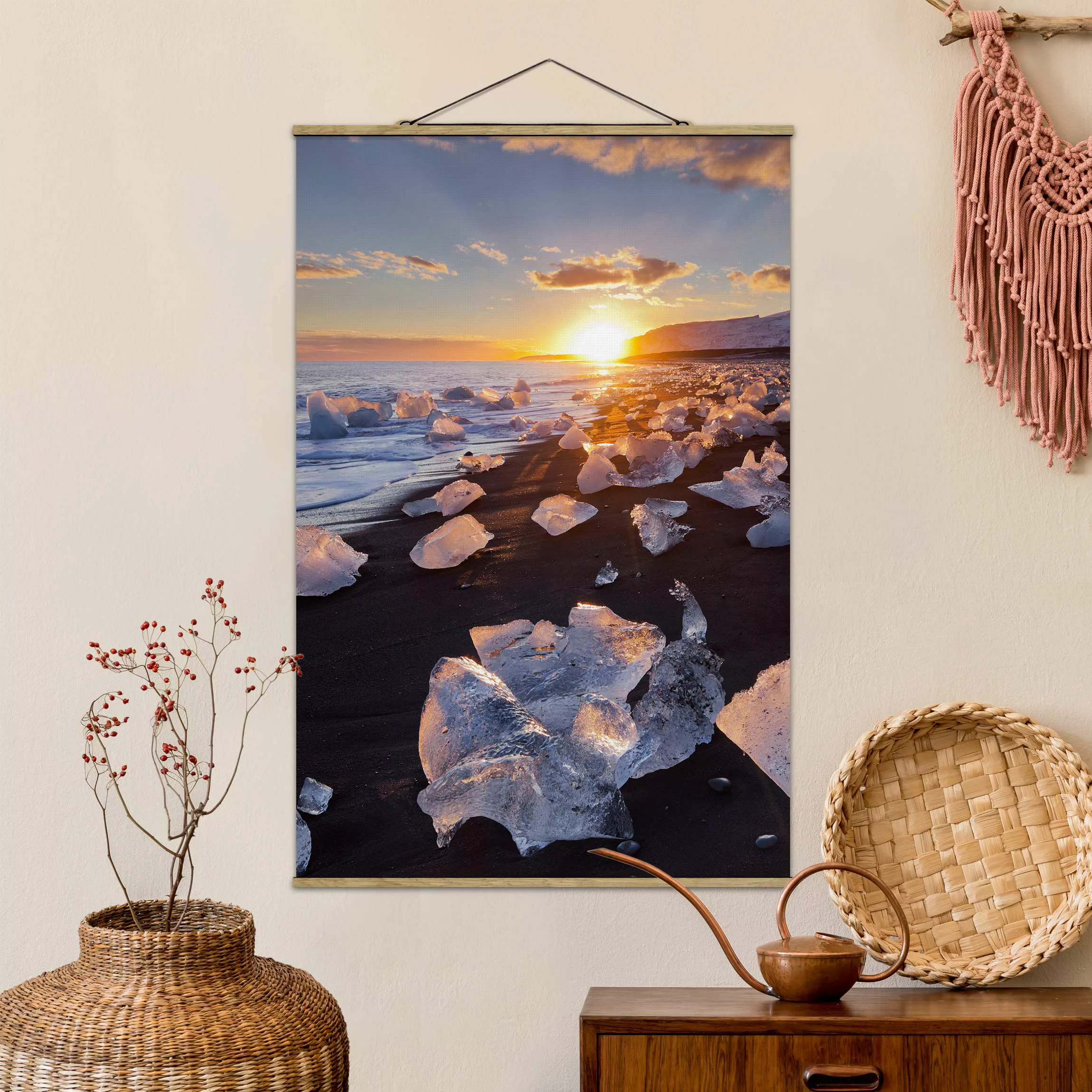 Stoffbild Strand mit Posterleisten - Hochformat Eisbrocken am Strand Island günstig online kaufen