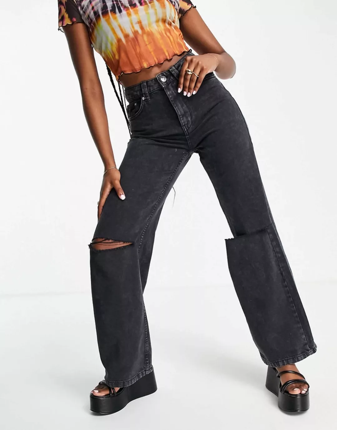 Bershka – Jeans im Stil der 90er aus Bio-Baumwolle in Schwarz mit Knierisse günstig online kaufen
