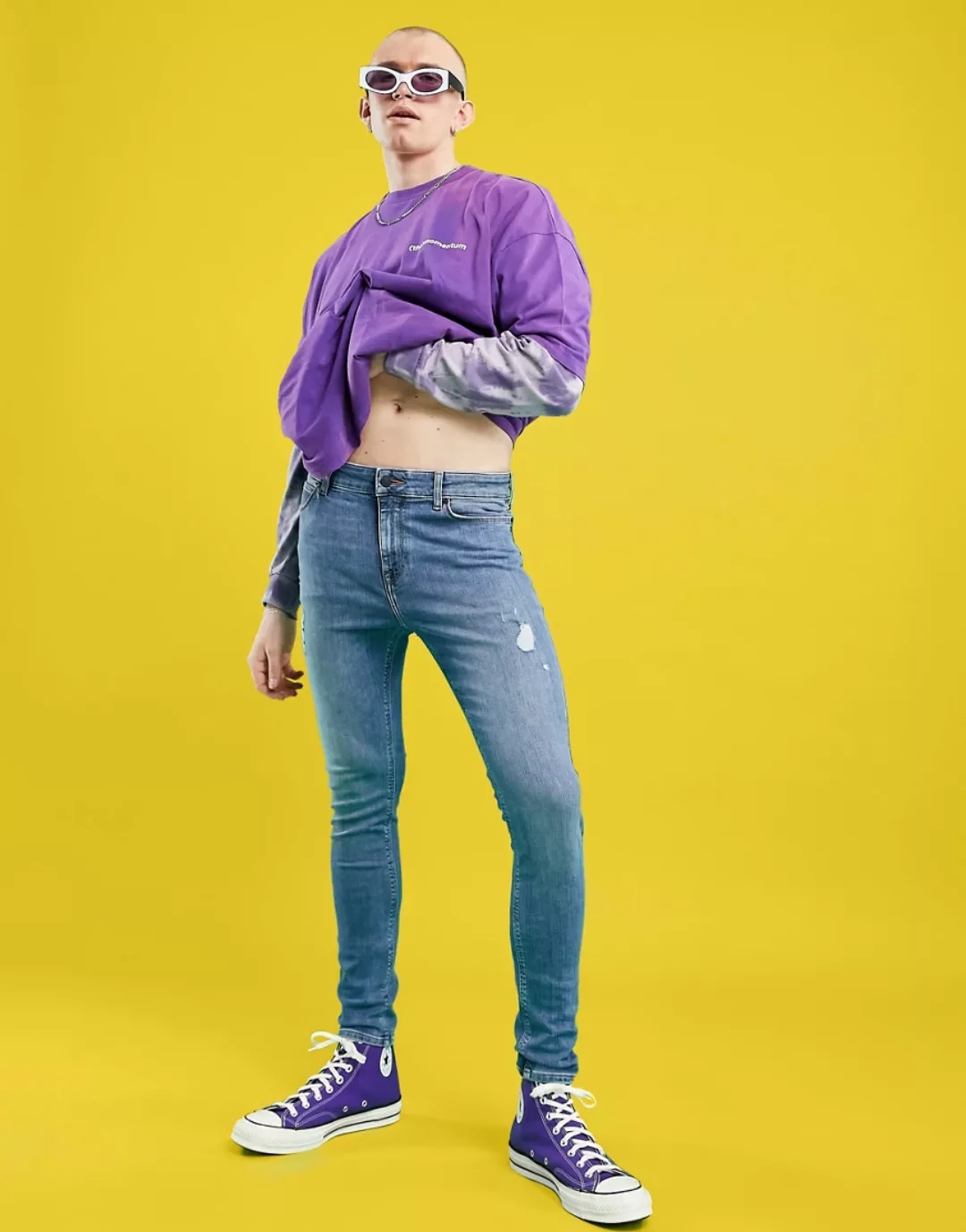 ASOS DESIGN – Sprayon-Jeans mit Power-Stretch und Abnutzungen in heller Was günstig online kaufen