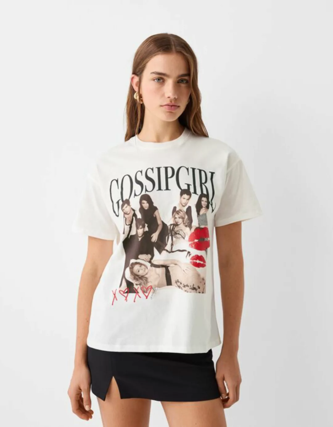Bershka T-Shirt Gossip Girl Mit Kurzen Ärmeln Und Print Damen S Rohweiß günstig online kaufen
