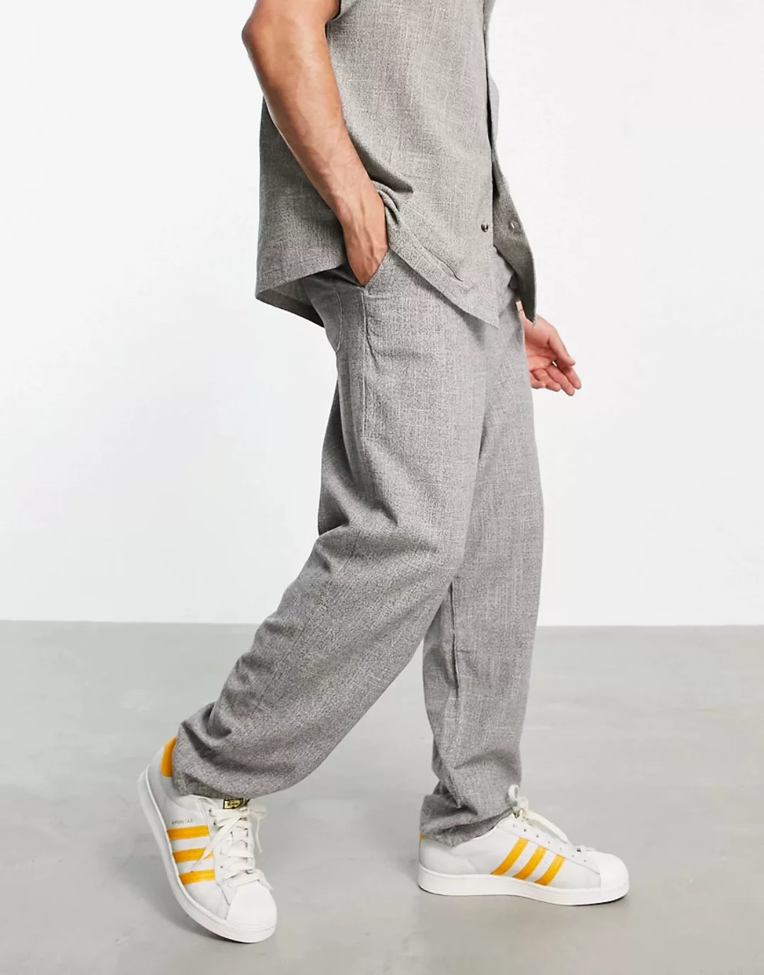 ASOS DESIGN – Schmal zulaufende Oversize-Hose aus leichtem, strukturiertem günstig online kaufen