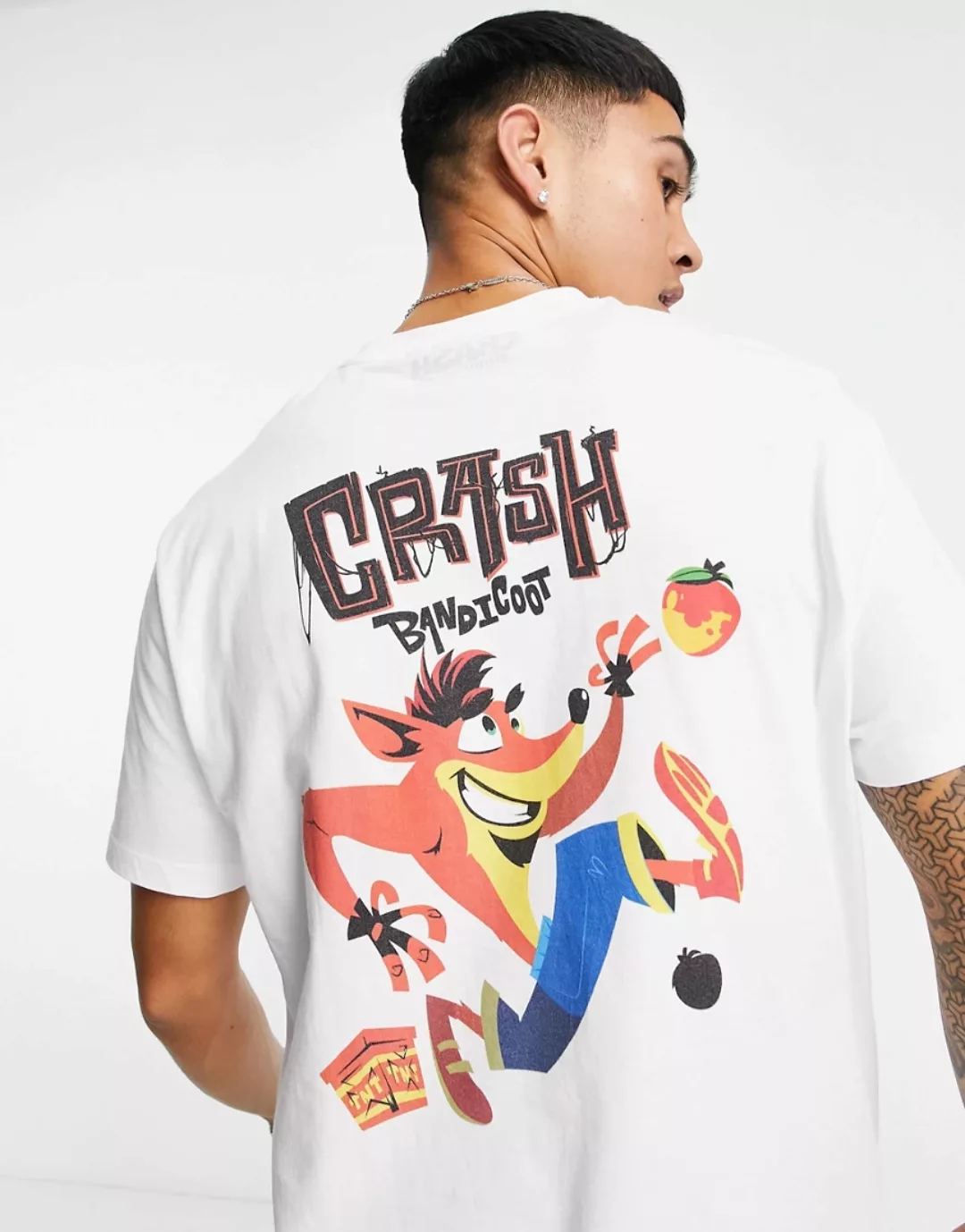 ASOS DESIGN – T-Shirt mit „Crash Bandicoot“-Print in Weiß-Grau günstig online kaufen
