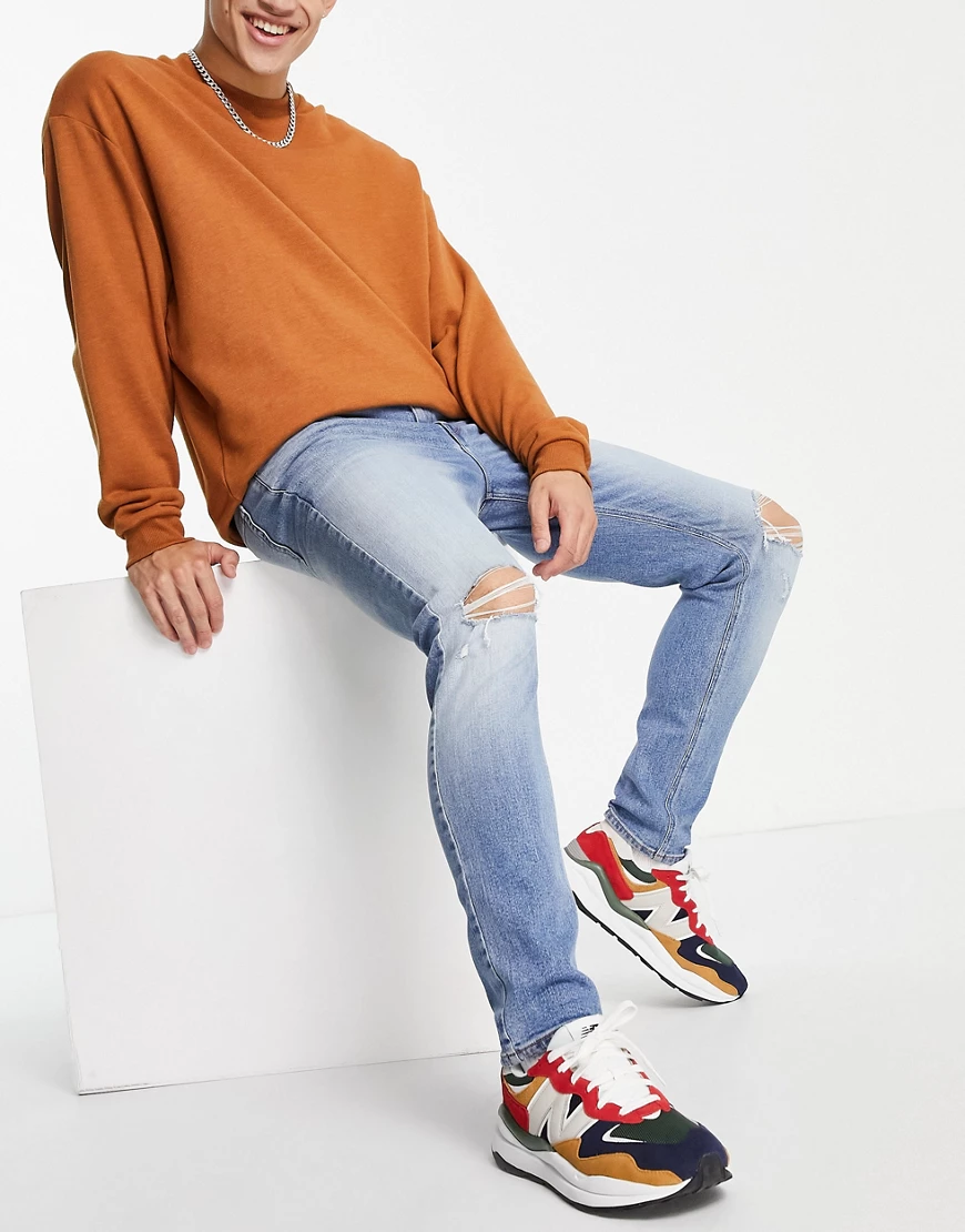 ASOS DESIGN – Eng geschnittene Jeans in heller „Less Thirsty“-Waschung mit günstig online kaufen