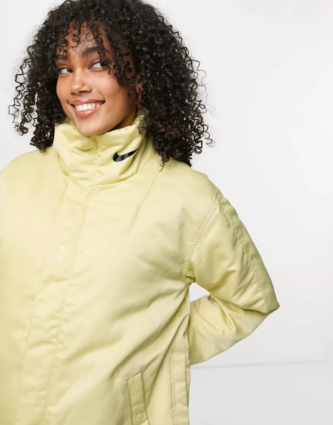 Nike – Goldfarbene Premium-Jacke mit Kragenlogo-Gelb günstig online kaufen