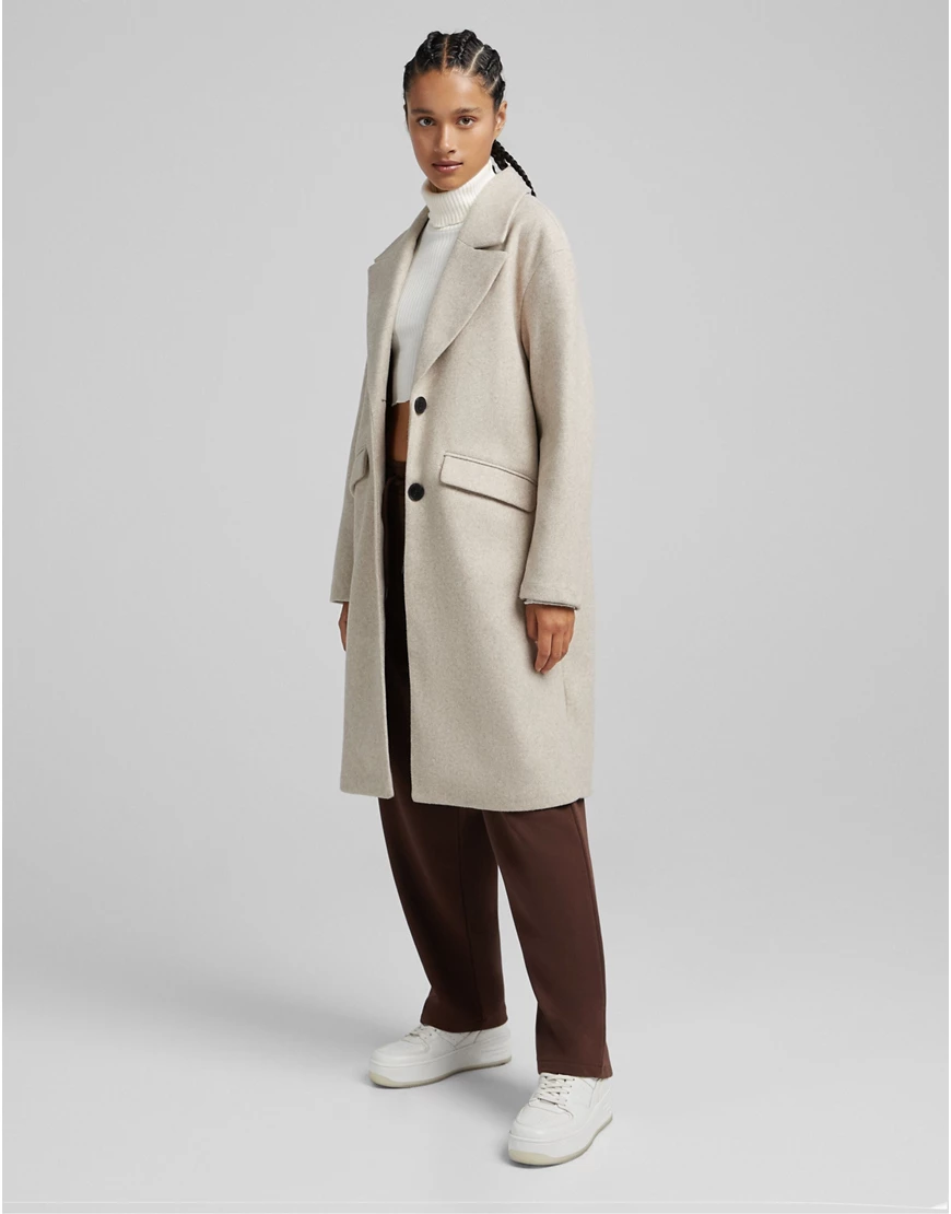 Bershka – Figurbetonter Mantel in Creme-Weiß günstig online kaufen