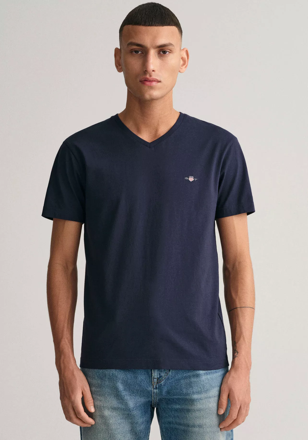 Gant T-Shirt SLIM SHIELD V-NECK T-SHIRT mit einer kleinen Logostickerei auf günstig online kaufen