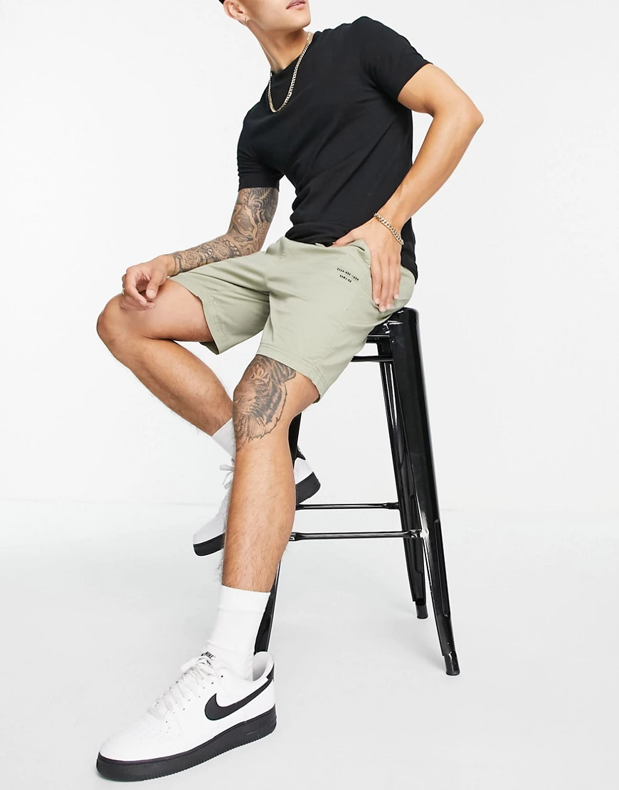 Bershka – Shorts in Khaki-Grün günstig online kaufen