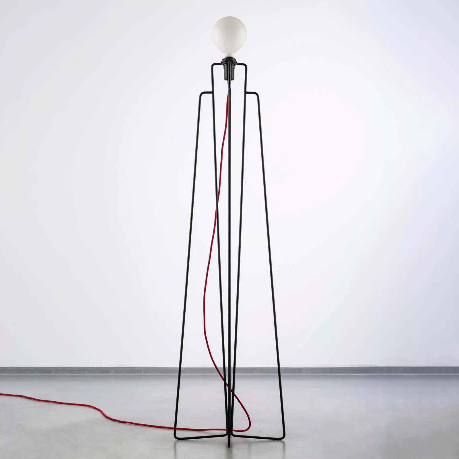 GRUPA Model M1 LED-Stehleuchte schwarz, Kabel rot günstig online kaufen