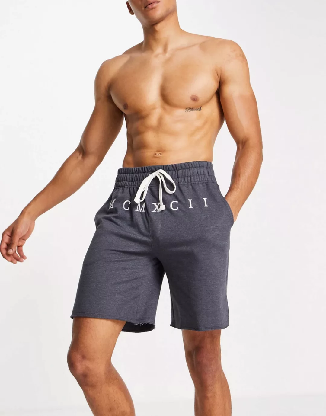 ASOS DESIGN – Lounge-Shorts mit unbehandeltem Saum und römischem Zifferprin günstig online kaufen