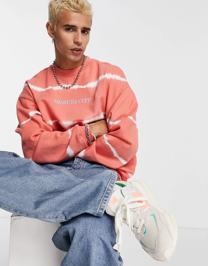 ASOS DESIGN – Oversize-Sweatshirt in Orange mit Batikmuster und Textprint günstig online kaufen