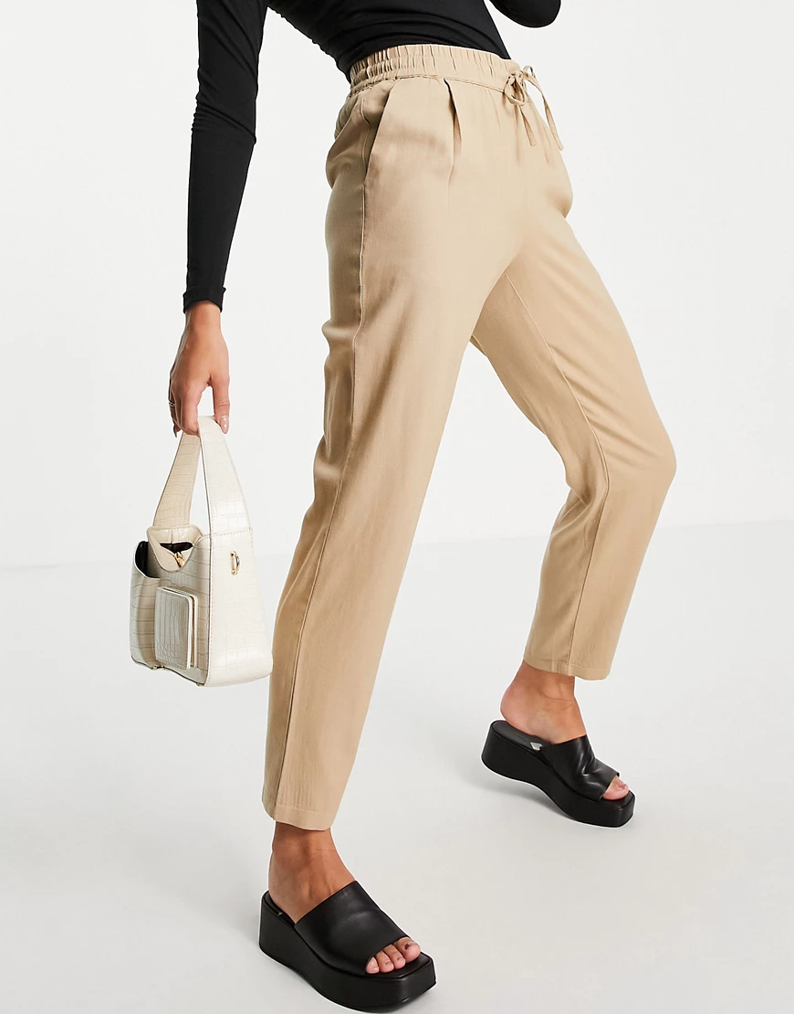 Vero Moda – Kurz geschnittene Karottenhose in Beige-Neutral günstig online kaufen