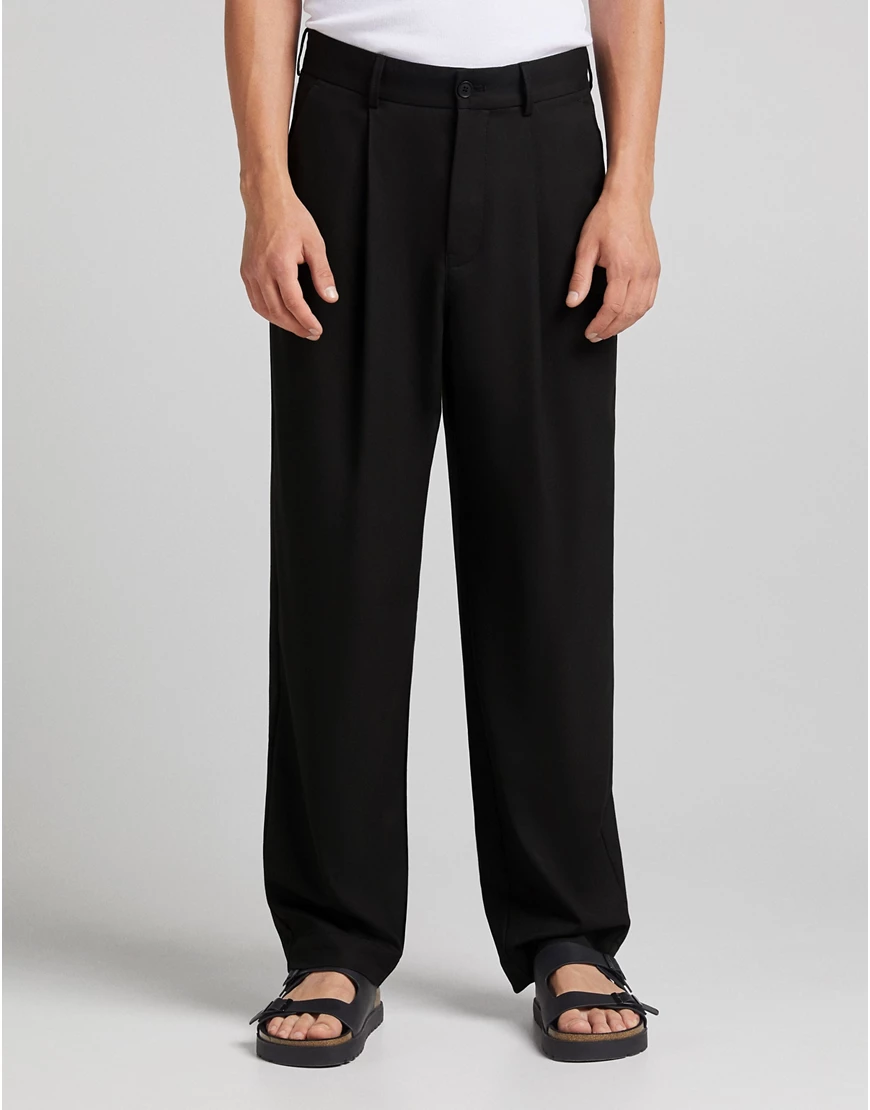 Bershka – Weit geschnittene, elegante Bundfaltenhose in Schwarz günstig online kaufen