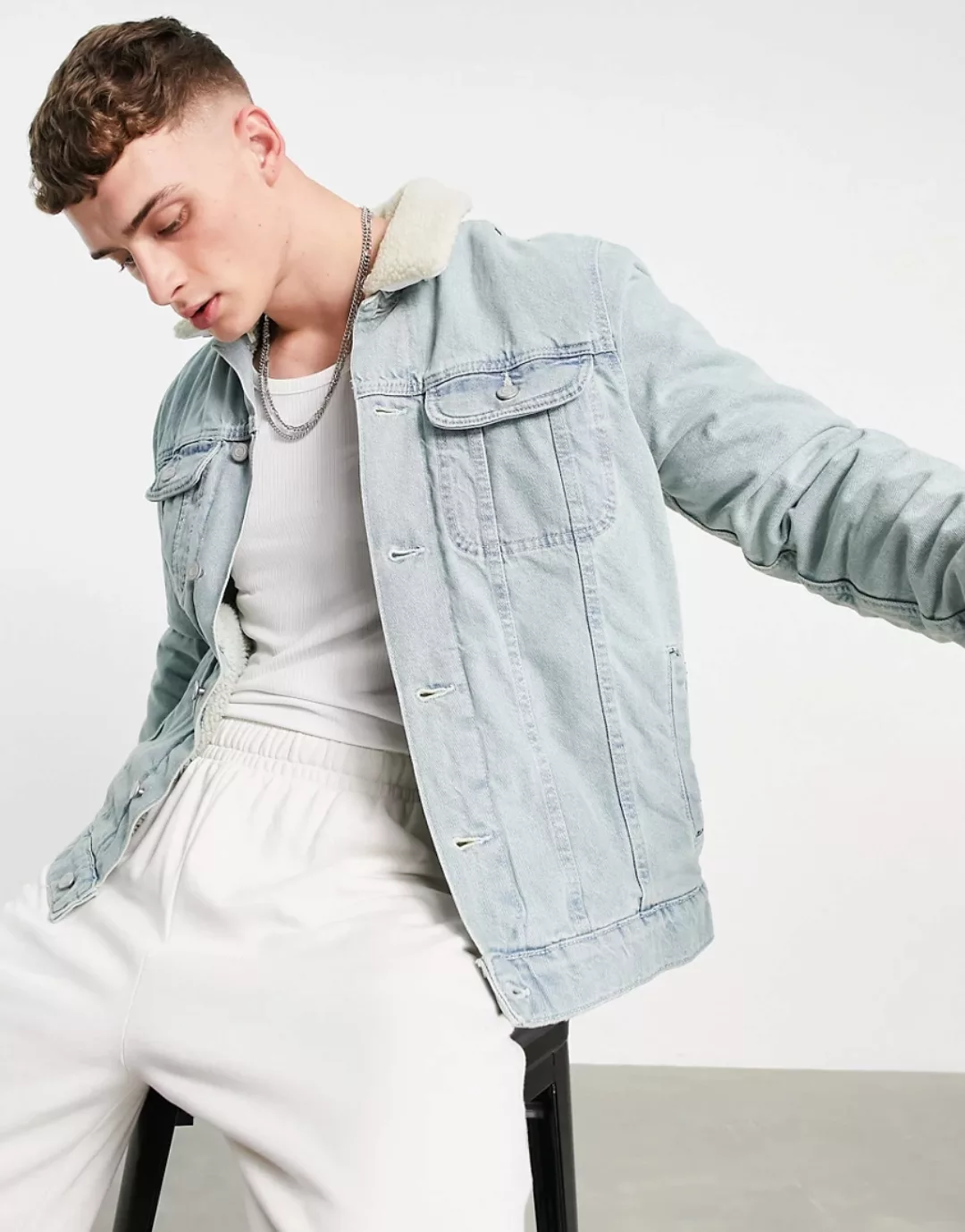 ASOS DESIGN – Jeansjacke mit Teddyfellfutter in heller Waschung-Blau günstig online kaufen