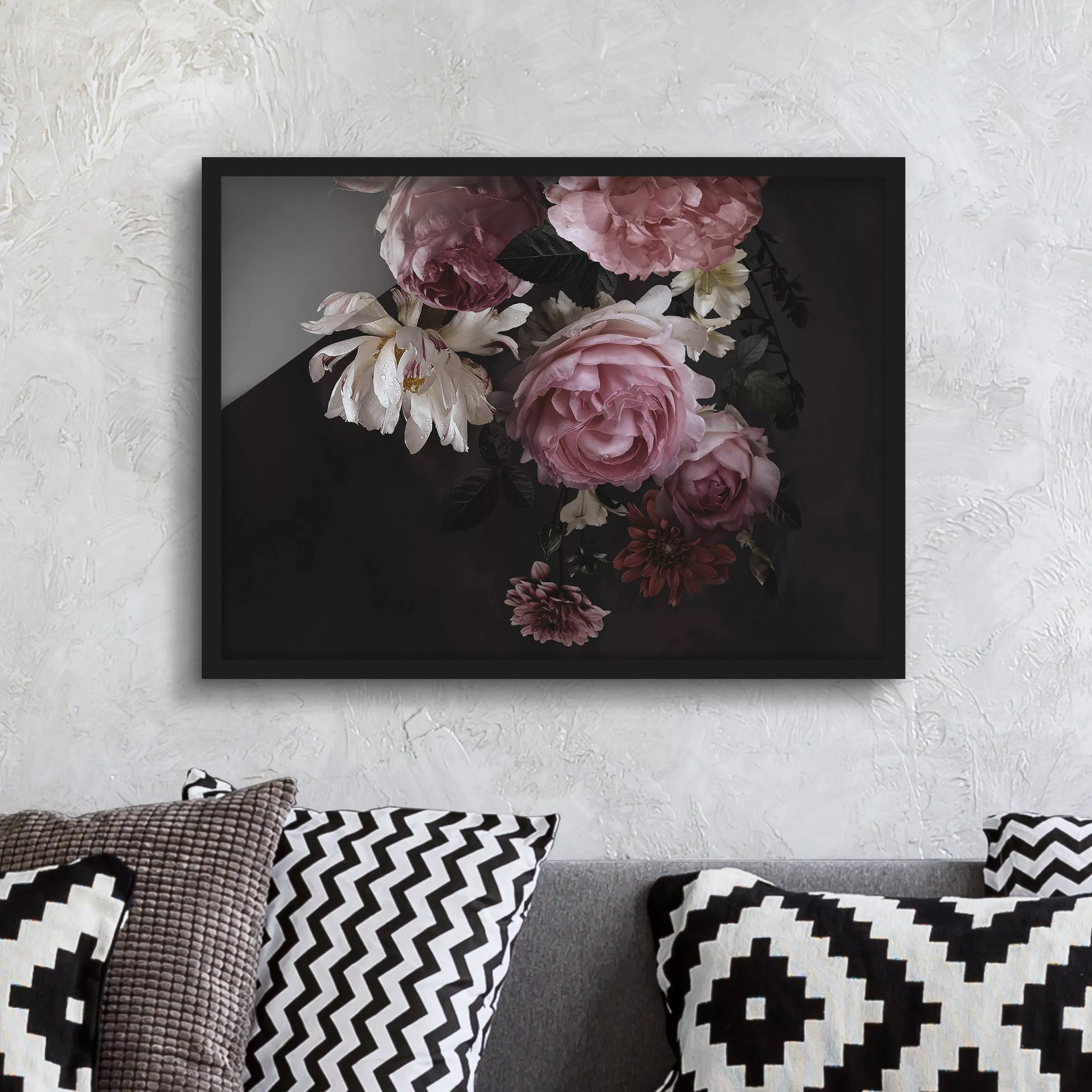 Bild mit Rahmen Blumen - Querformat Rosa Blumen auf Schwarz günstig online kaufen