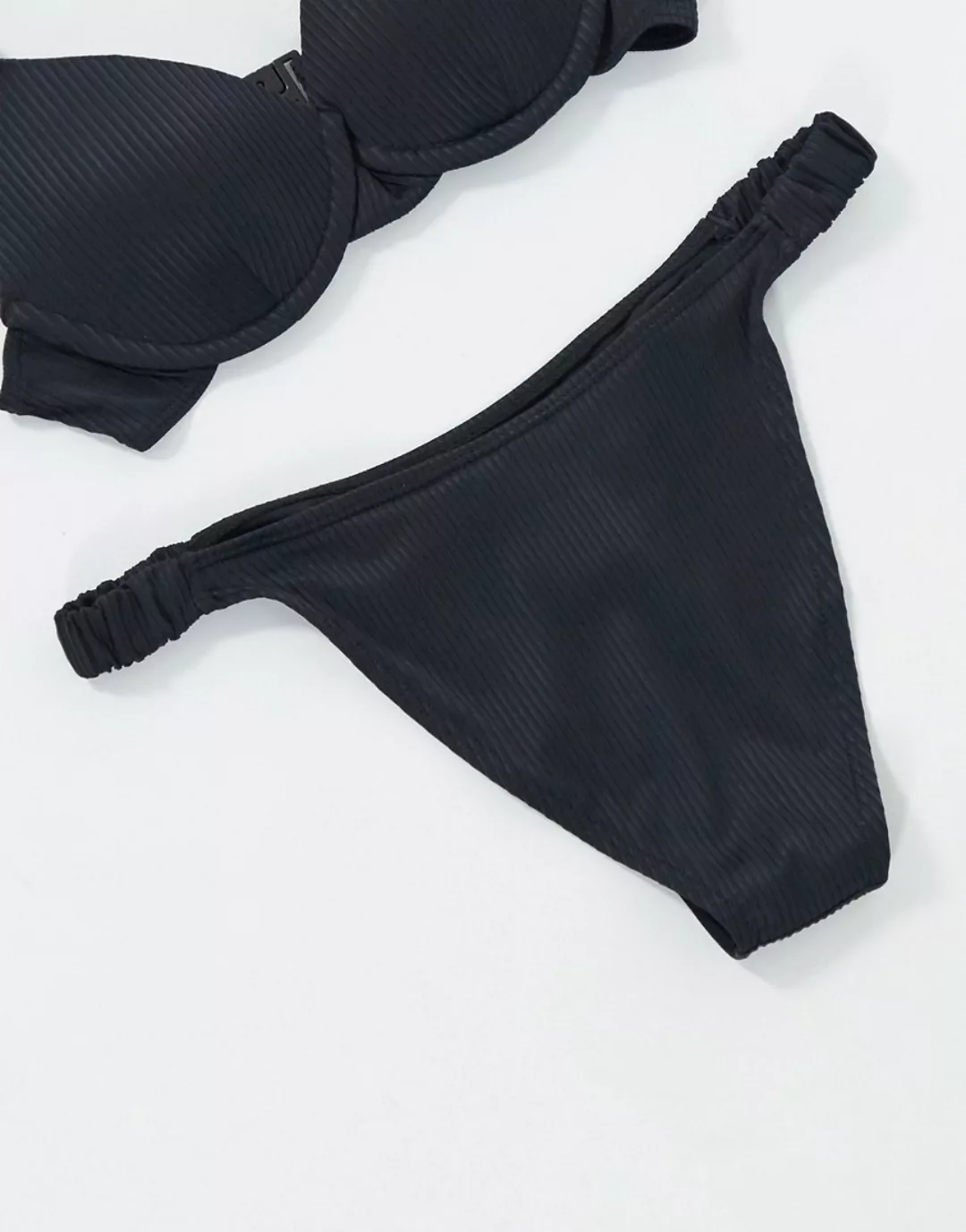 Fashion Union – Gerippte Bikinihose mit hohem Beinausschnitt in Schwarz günstig online kaufen