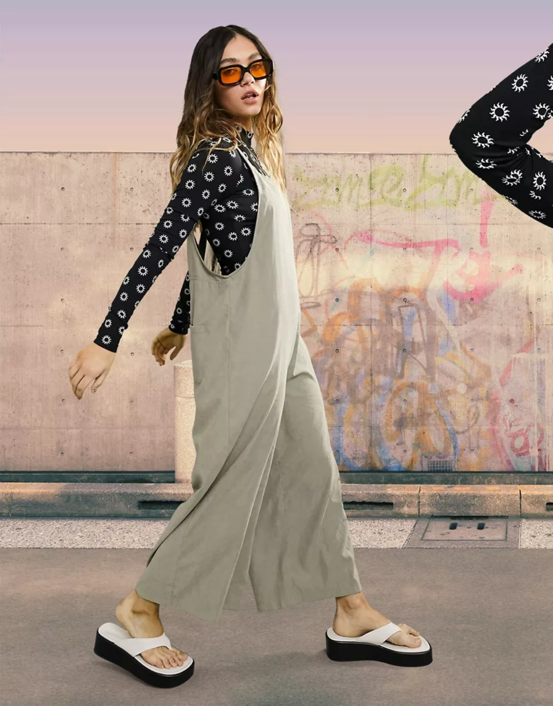 ASOS DESIGN – Minimalistischer Latz-Jumpsuit aus Cupro in Graugrün günstig online kaufen