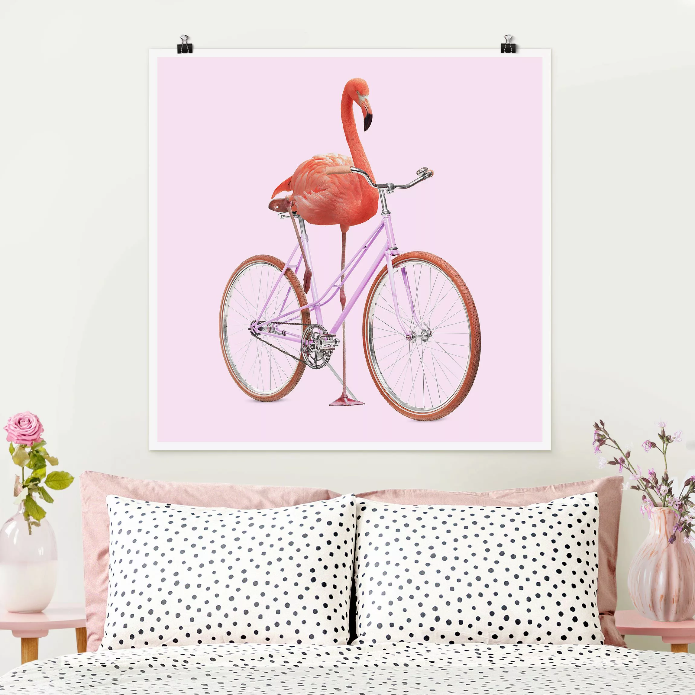 Poster Tiere - Quadrat Flamingo mit Fahrrad günstig online kaufen