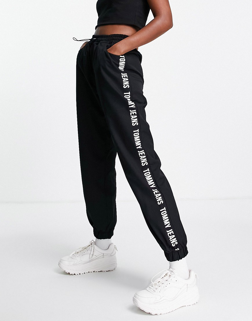 Tommy Jeans –Jogginghose in Schwarz mit Logostreifen günstig online kaufen