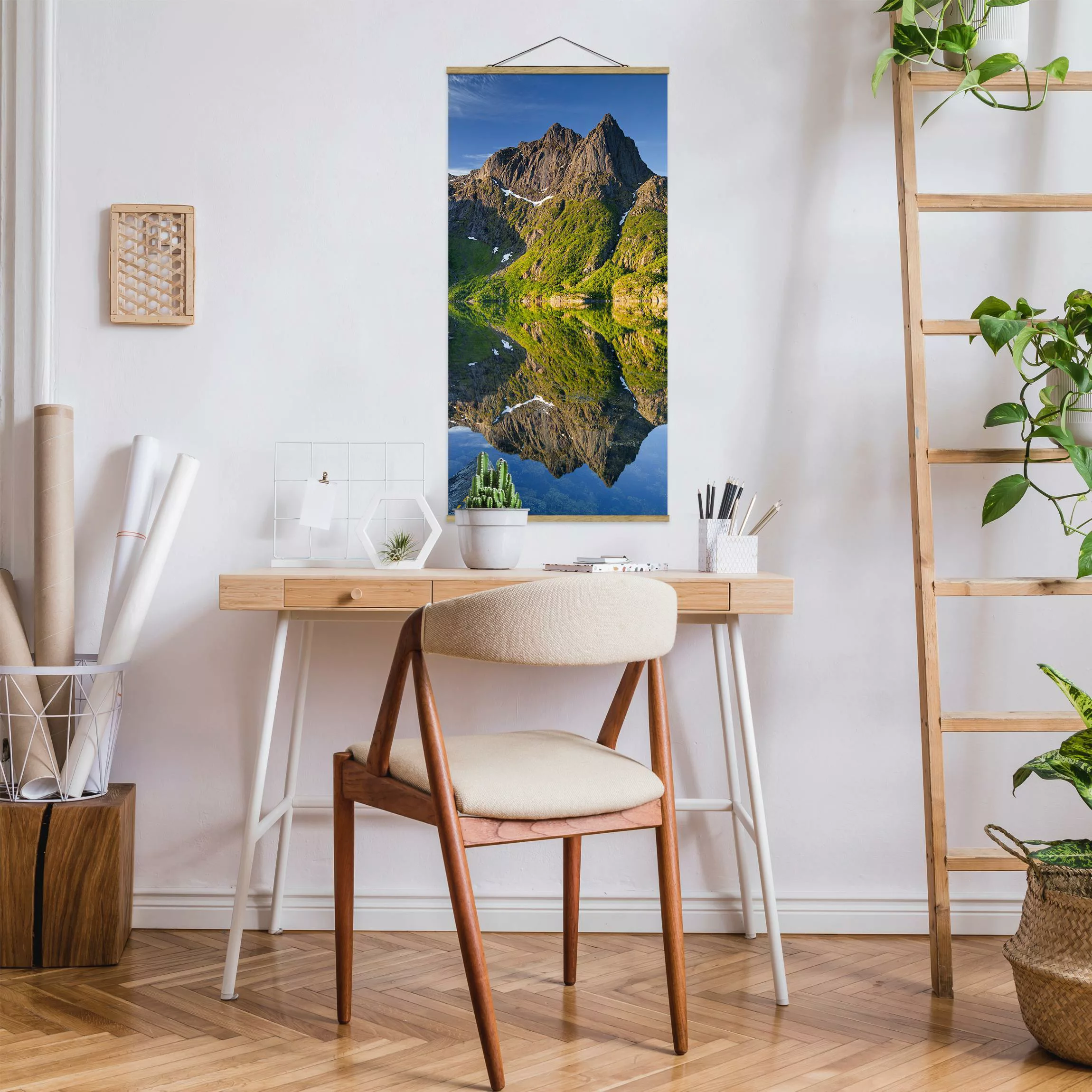 Stoffbild Berge mit Posterleisten - Hochformat Berglandschaft mit Wasserspi günstig online kaufen