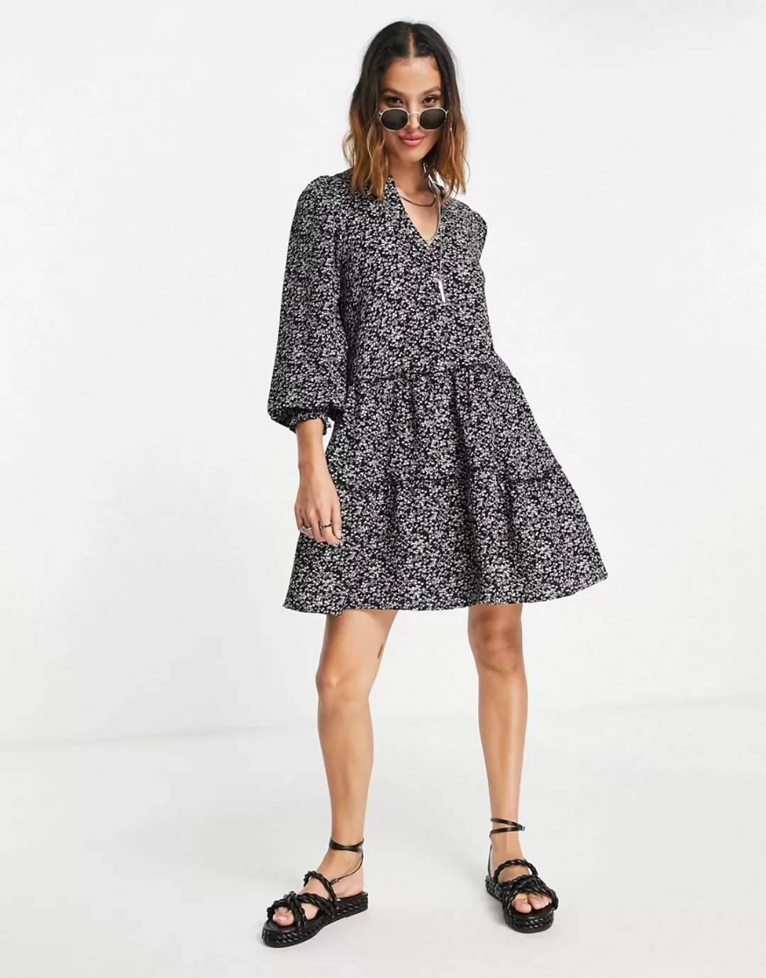 Vero Moda – Gestuftes Mini-Hängerkleid mit Muster-Schwarz günstig online kaufen