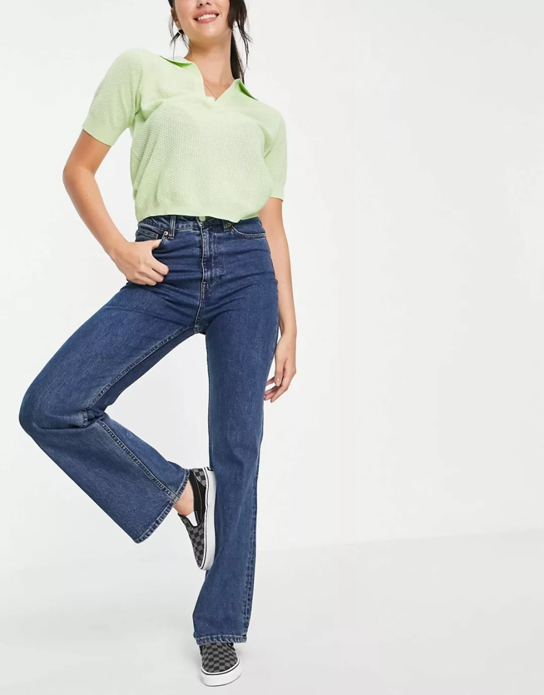Monki – Kaori – Jeans-Schlaghose aus Bio-Baumwolle in La Lune-Blau günstig online kaufen