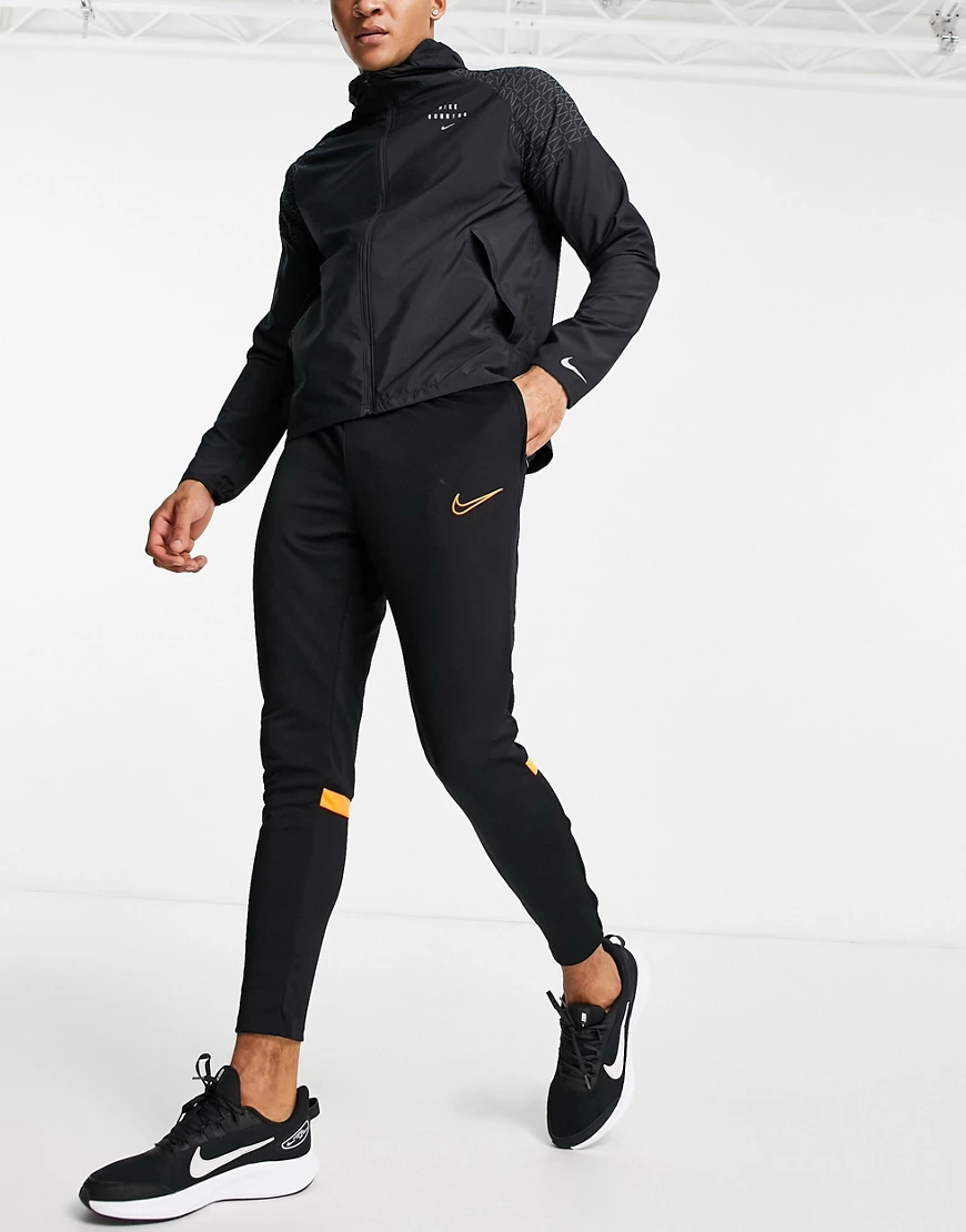 Nike Football – Academy – Jogginghose in Schwarz und Orange günstig online kaufen