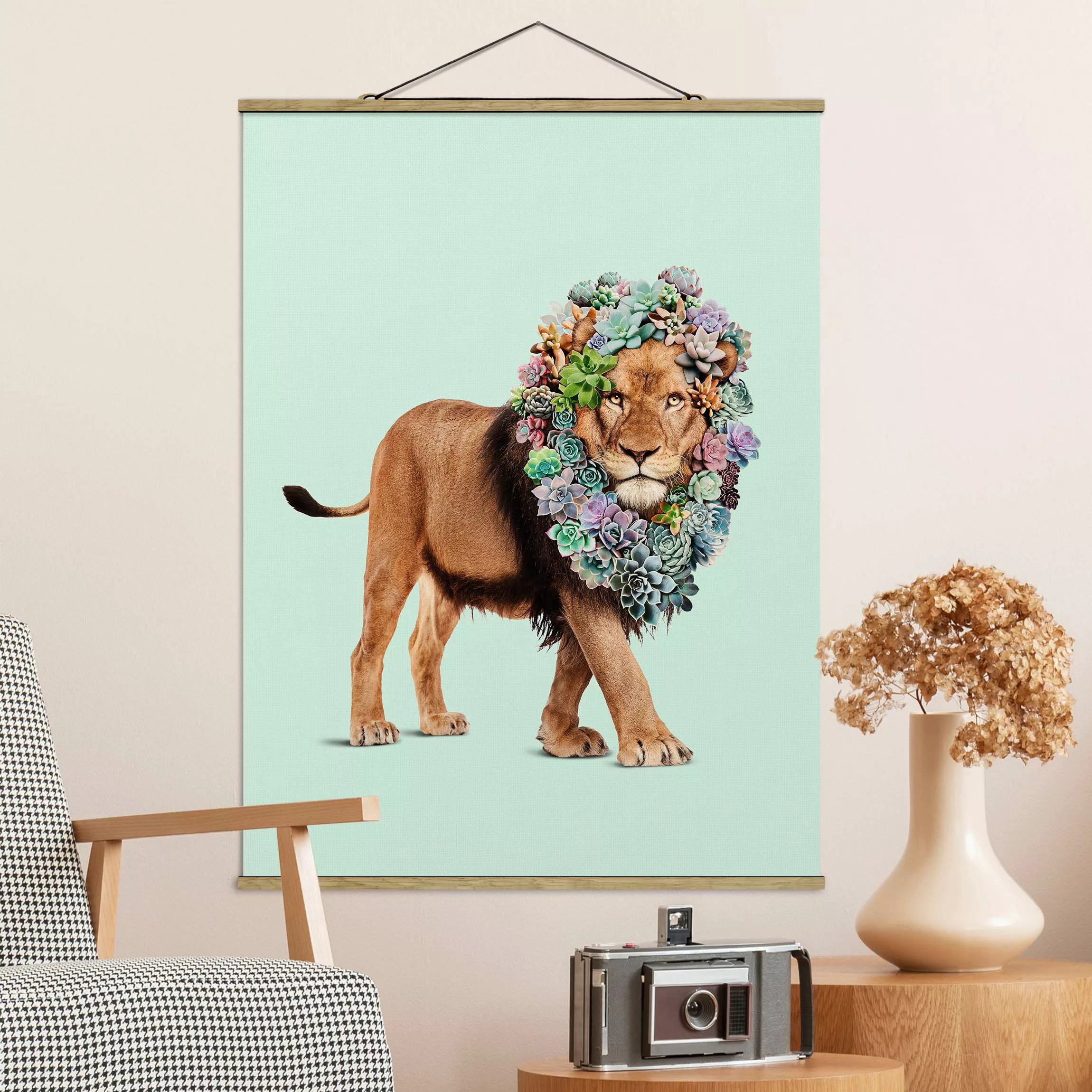 Stoffbild Blumen mit Posterleisten - Hochformat Löwe mit Sukkulenten günstig online kaufen