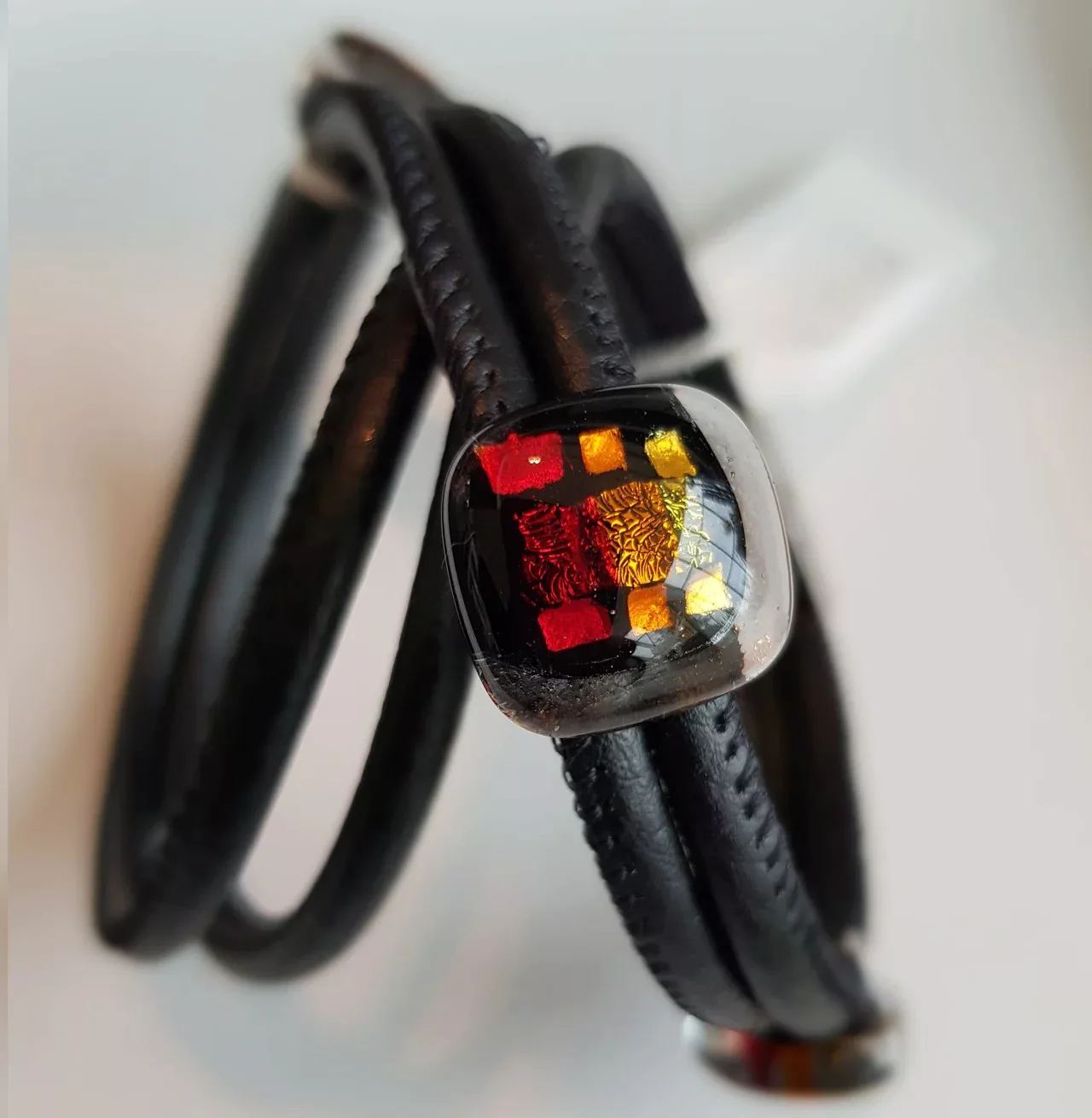 Lederarmband mit 3 Glassteinen Rot Gelb Fusing günstig online kaufen