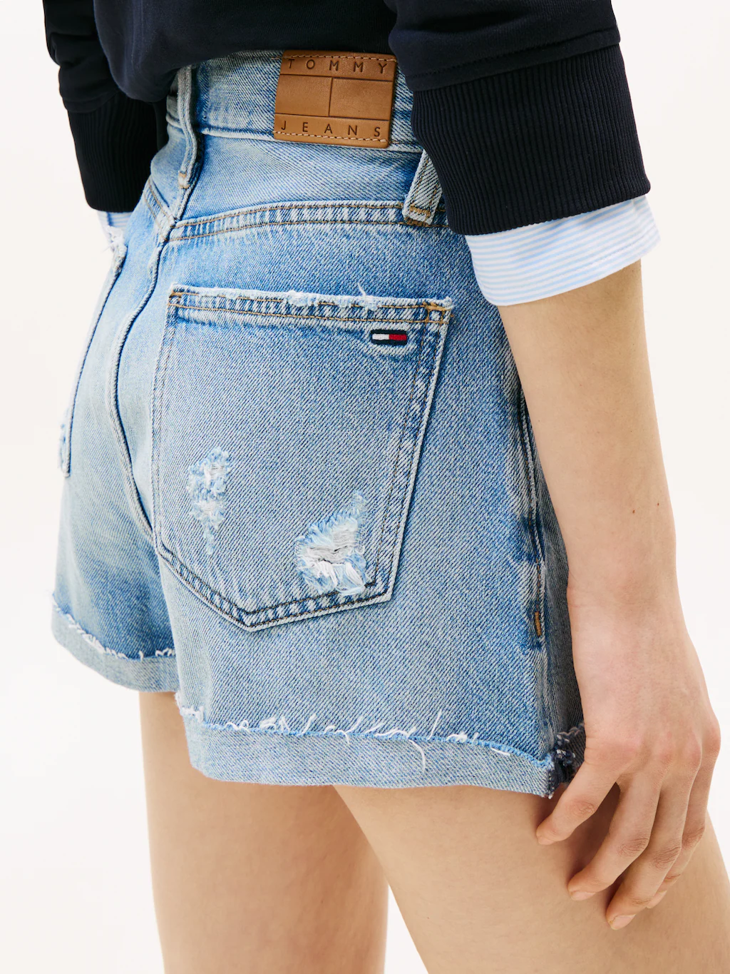 Tommy Jeans Jeansshorts "HOT PANT CBF CI8010", mit Destroyed Effekt günstig online kaufen