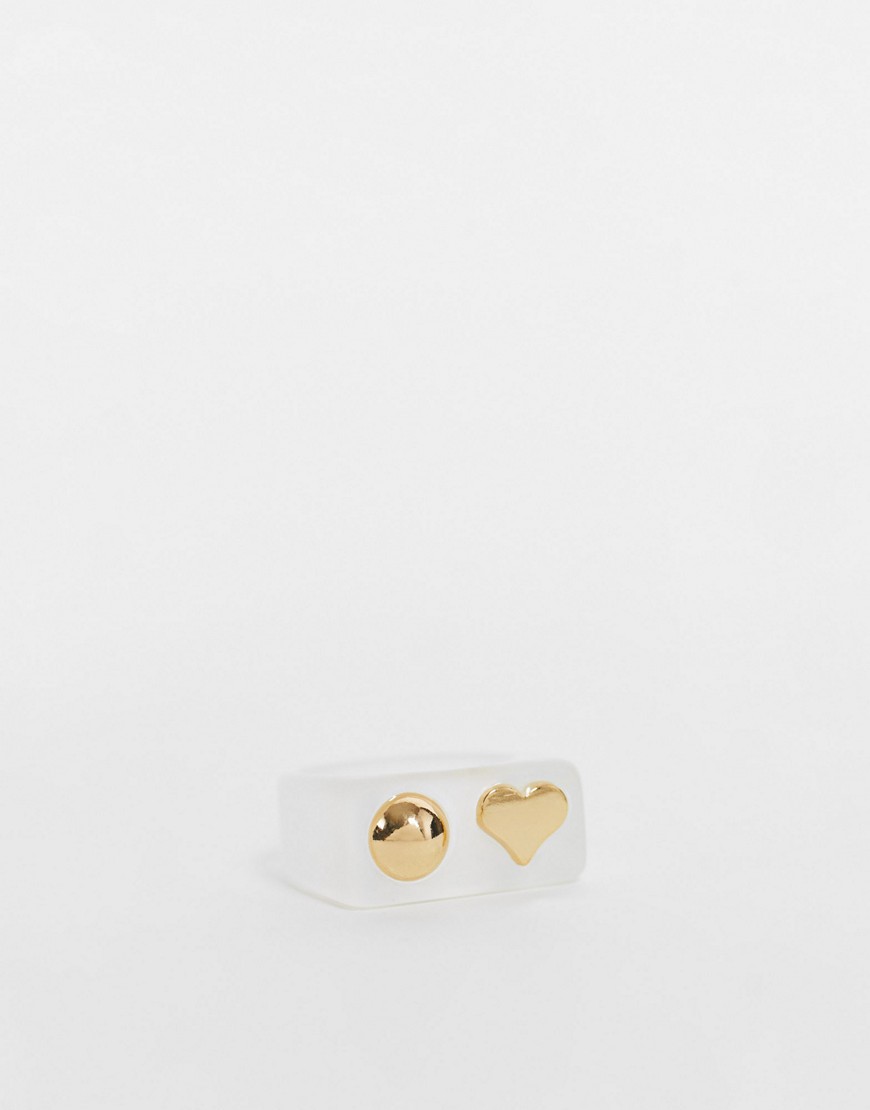 DesignB London – Ring mit Kunstharz in Weiß mit goldfarbenem Kugel- und Her günstig online kaufen
