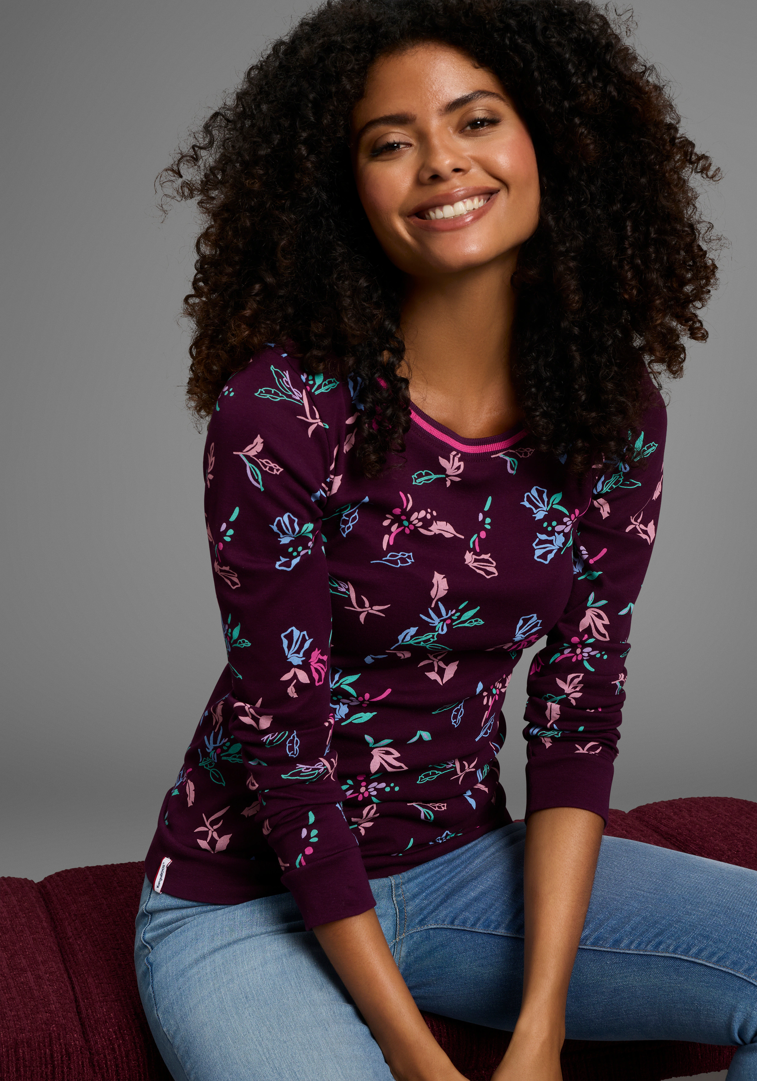KangaROOS Langarmshirt, mit Allover-Print und Kontrastdetails günstig online kaufen