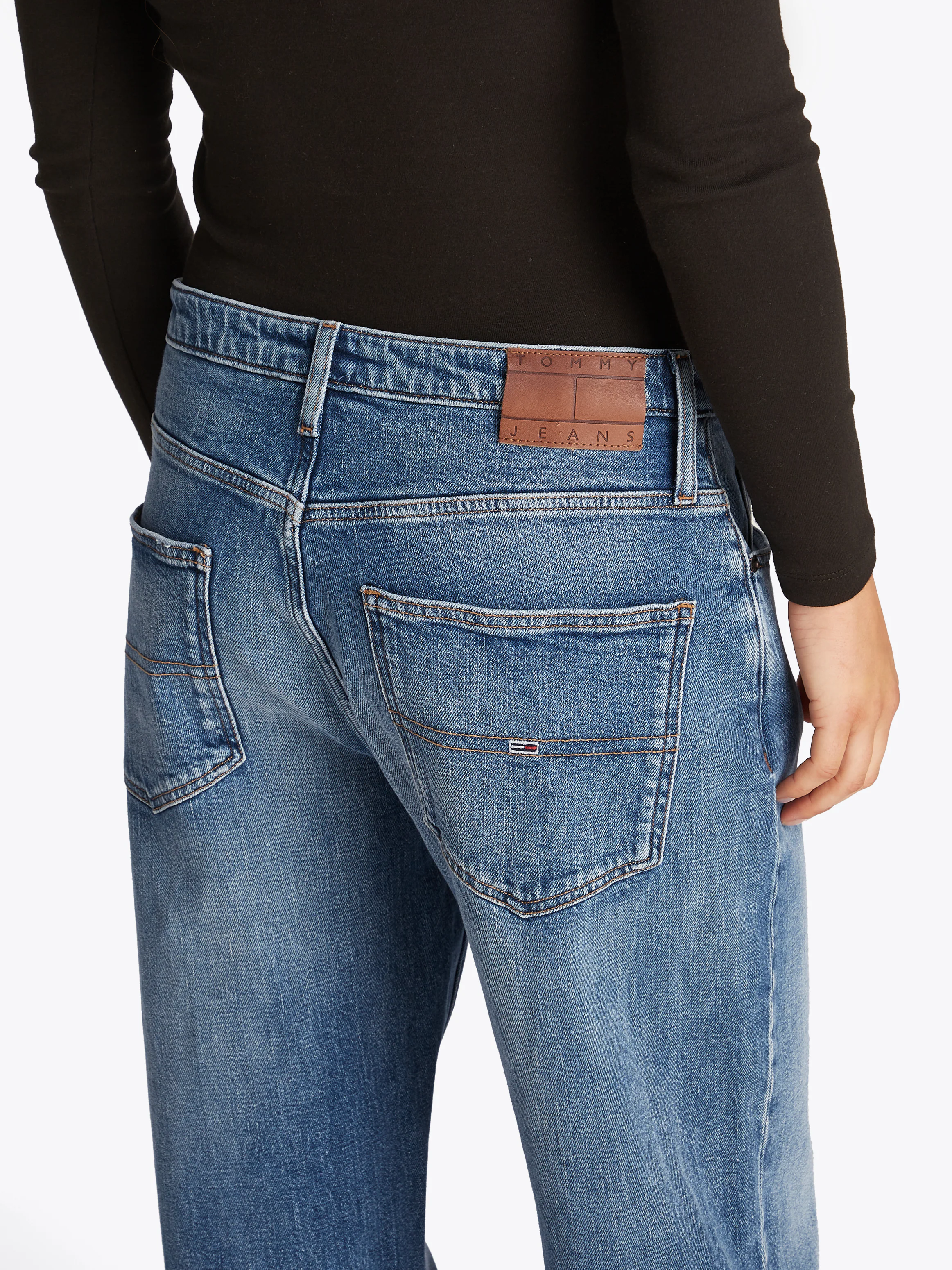 Tommy Jeans Relax-fit-Jeans "Mia Mid Rise Relaxed Straight", in blauer Wasc günstig online kaufen