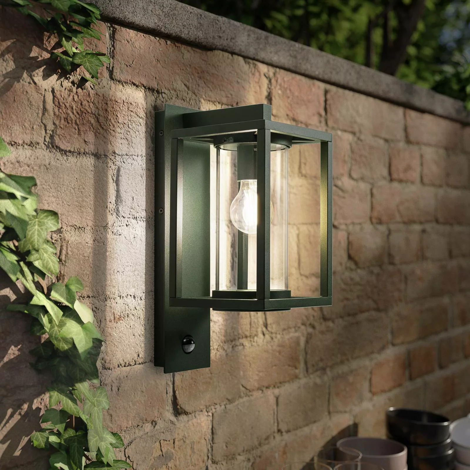 Lucande Außenwandlampe Ferda, Sensor, hängend, grün, IP44 günstig online kaufen