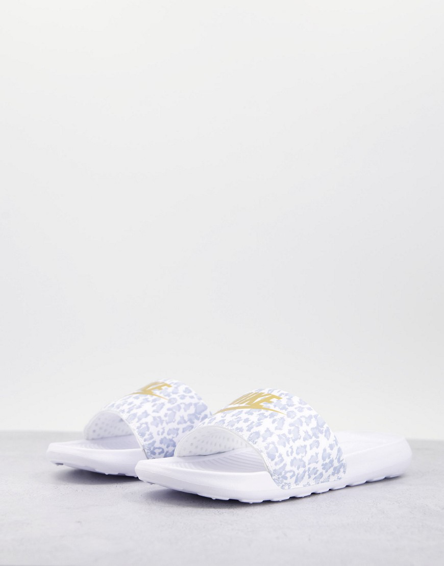 Nike – Victori – Slider in Weiß mir Leopardenmuster und Swoosh-Logo in Gold günstig online kaufen