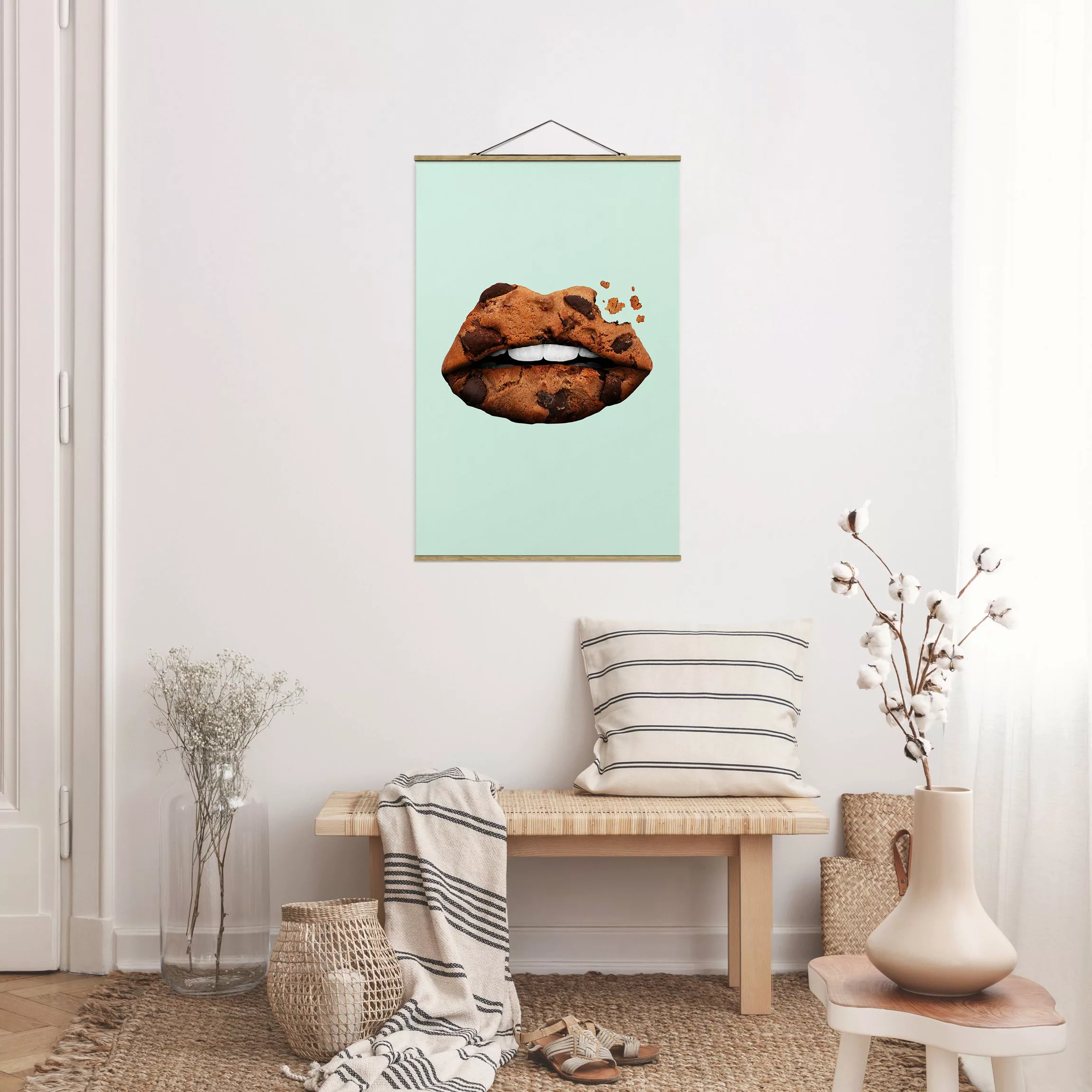 Stoffbild Küche mit Posterleisten - Hochformat Lippen mit Keks günstig online kaufen