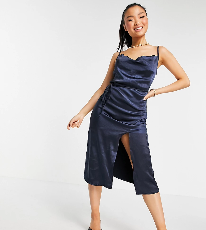 4th & Reckless Petite – Midikleid aus Satin in Marineblau günstig online kaufen