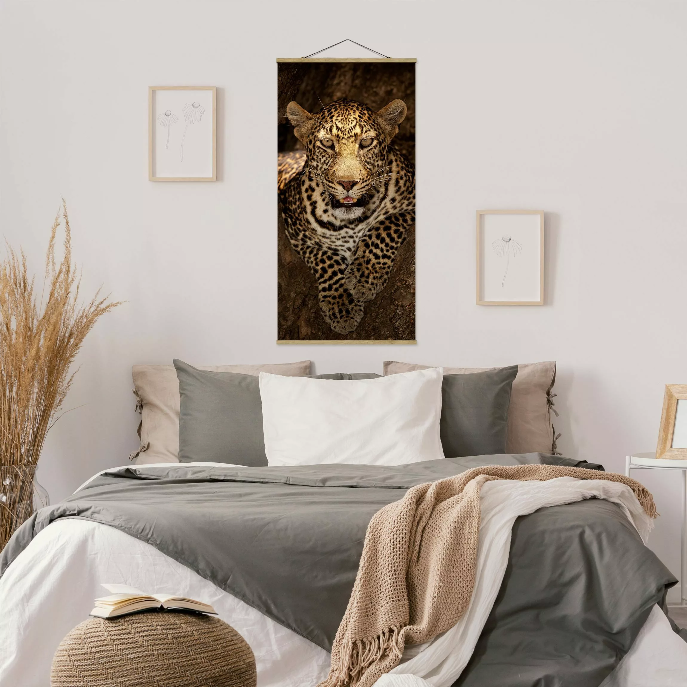 Stoffbild Tiere mit Posterleisten - Hochformat Leopard ruht auf einem Baum günstig online kaufen