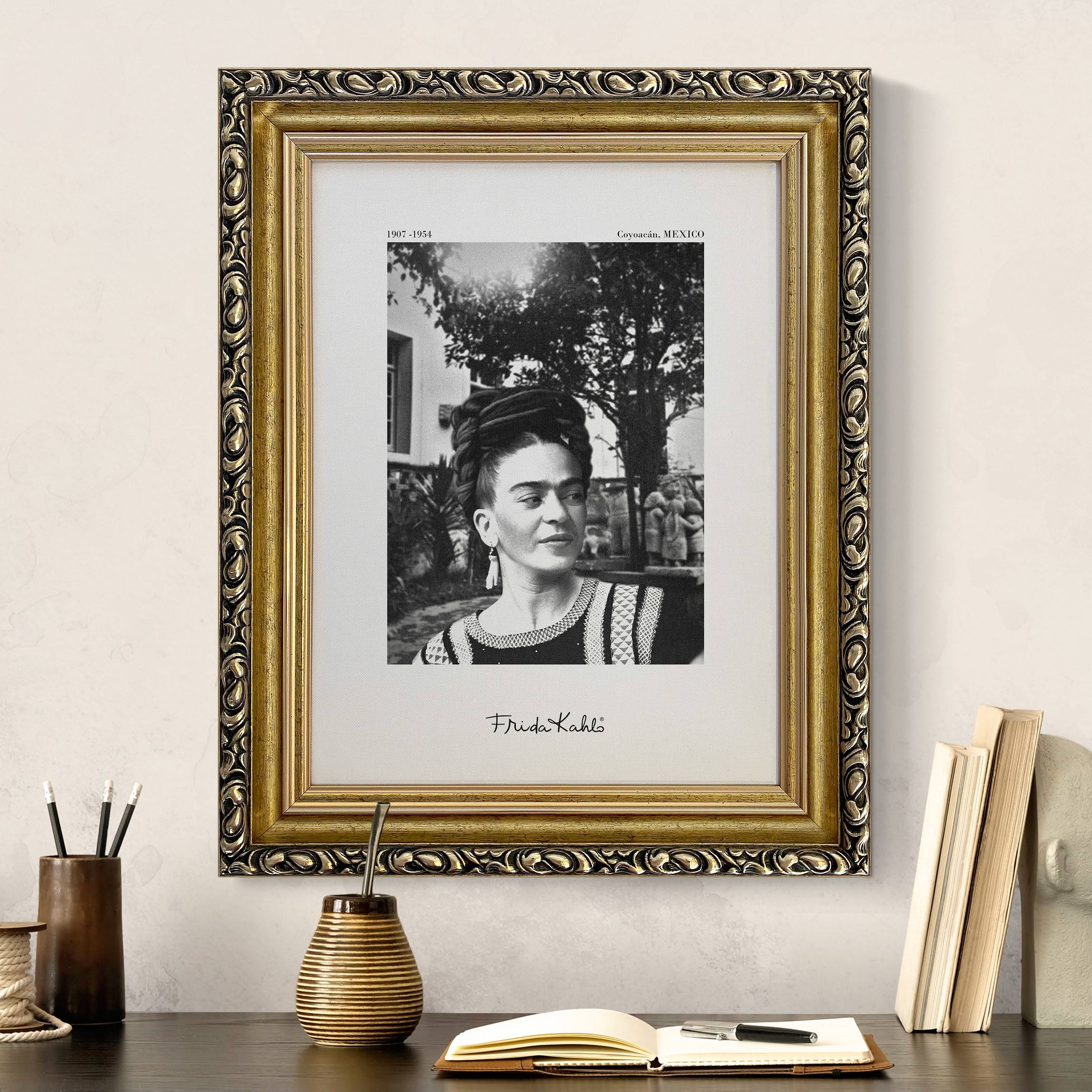 Gerahmtes Leinwandbild Frida Kahlo Foto Portrait im Garten günstig online kaufen